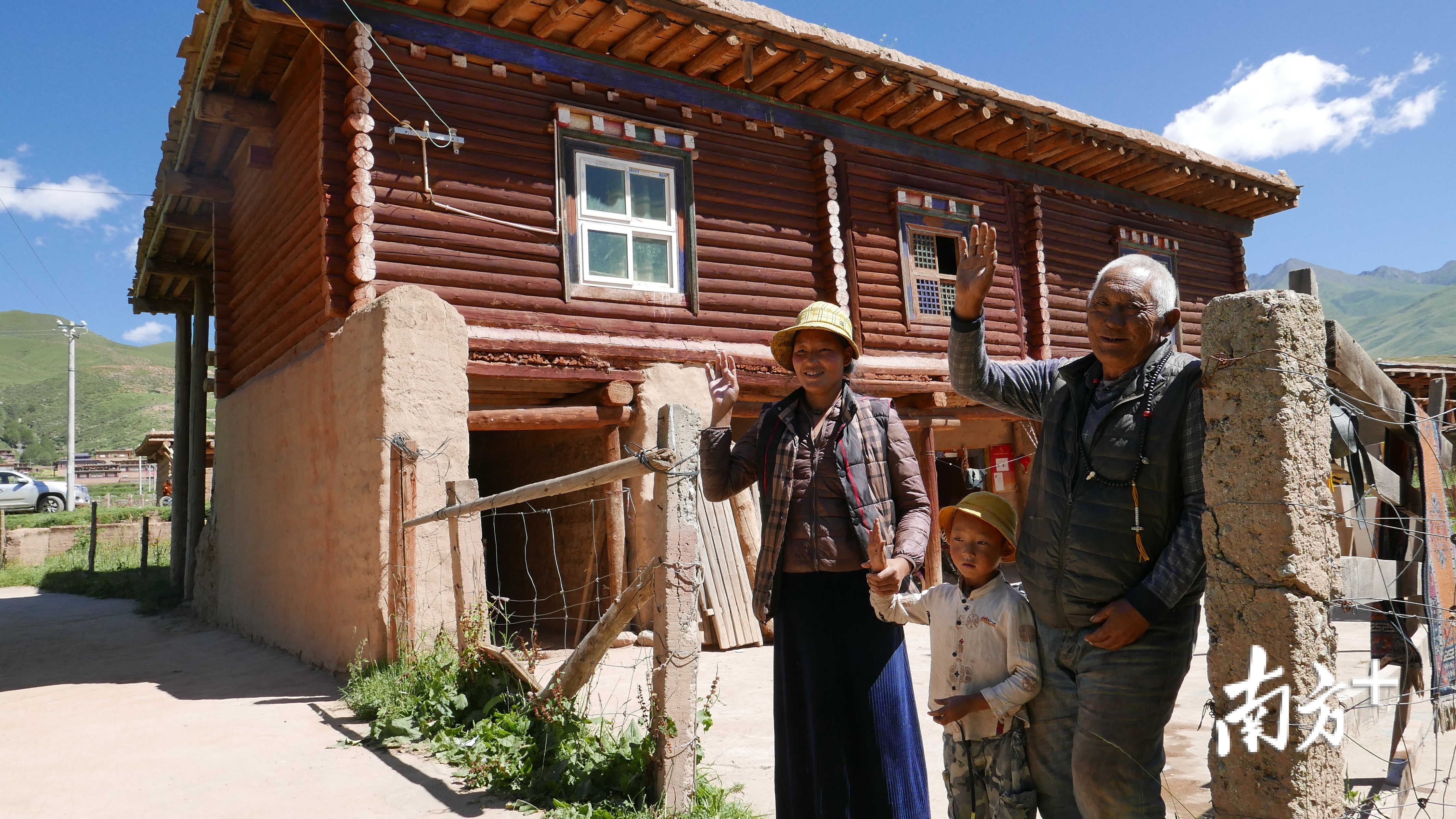 曲珍一家是定布村最早一批参与土地流转的村民。2018年,她将家里18亩土地中的11亩用于流转经营,如今她和丈夫在大棚基地内打工。何伟楠 摄 曲珍一家是定布村最早一批参与土地流转的村民。2018年,她将家里18亩土地中的11亩用于流转经营,如今她和丈夫在大棚基地内打工。何伟楠 摄