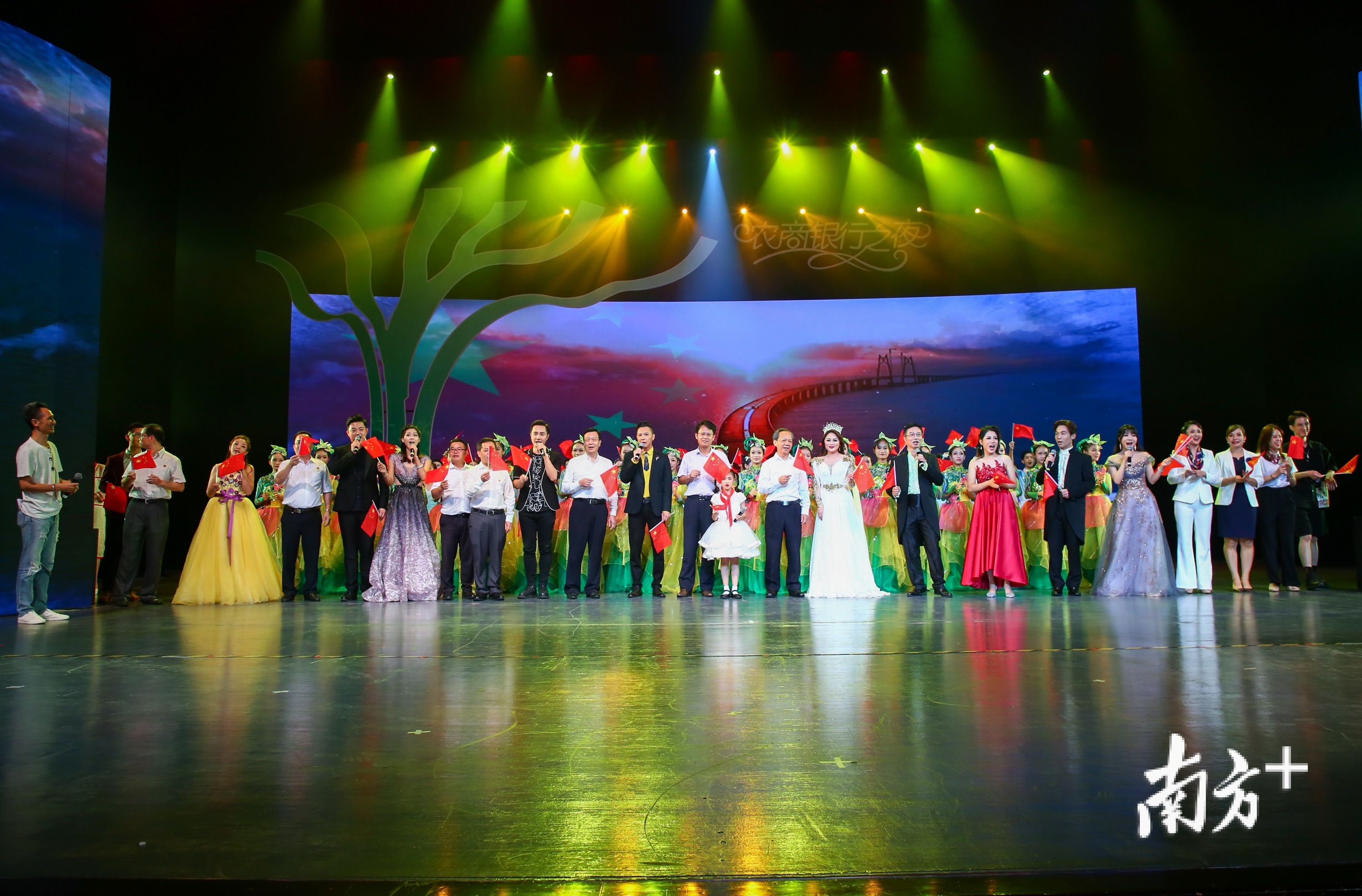 佛山市委副书记、顺德区委书记郭文海和老师们即兴交流。 顺德教育局供图