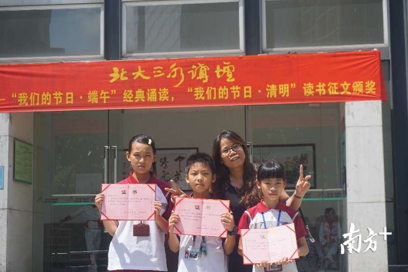 麦惠平（右二）。