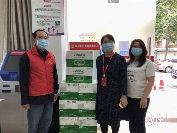 梁振声（左一）。