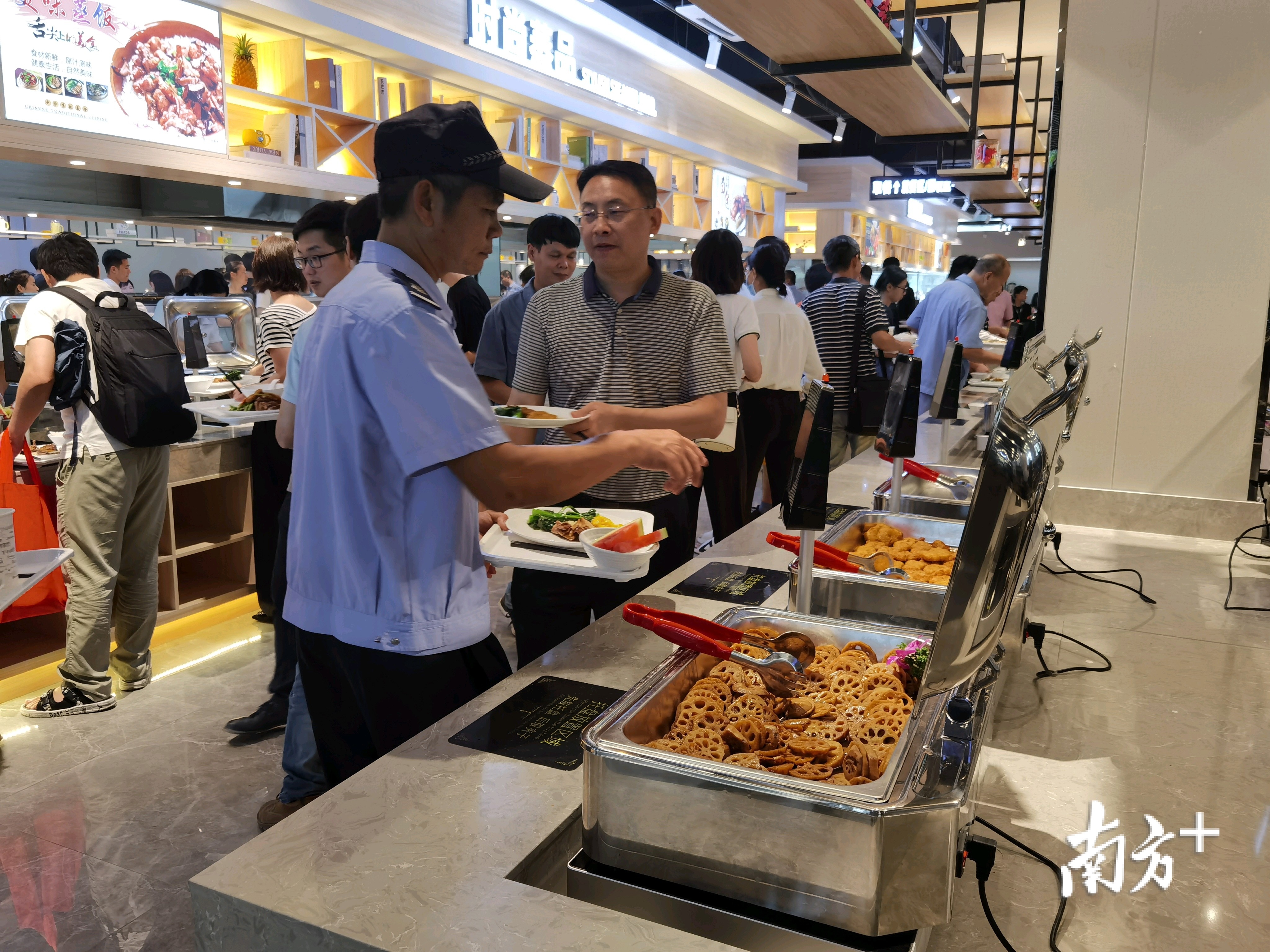 顺职院智慧餐厅通过智能分析师生餐饮习惯，按量精确提供饭菜，最大程度杜绝浪费。蒋晓敏 摄