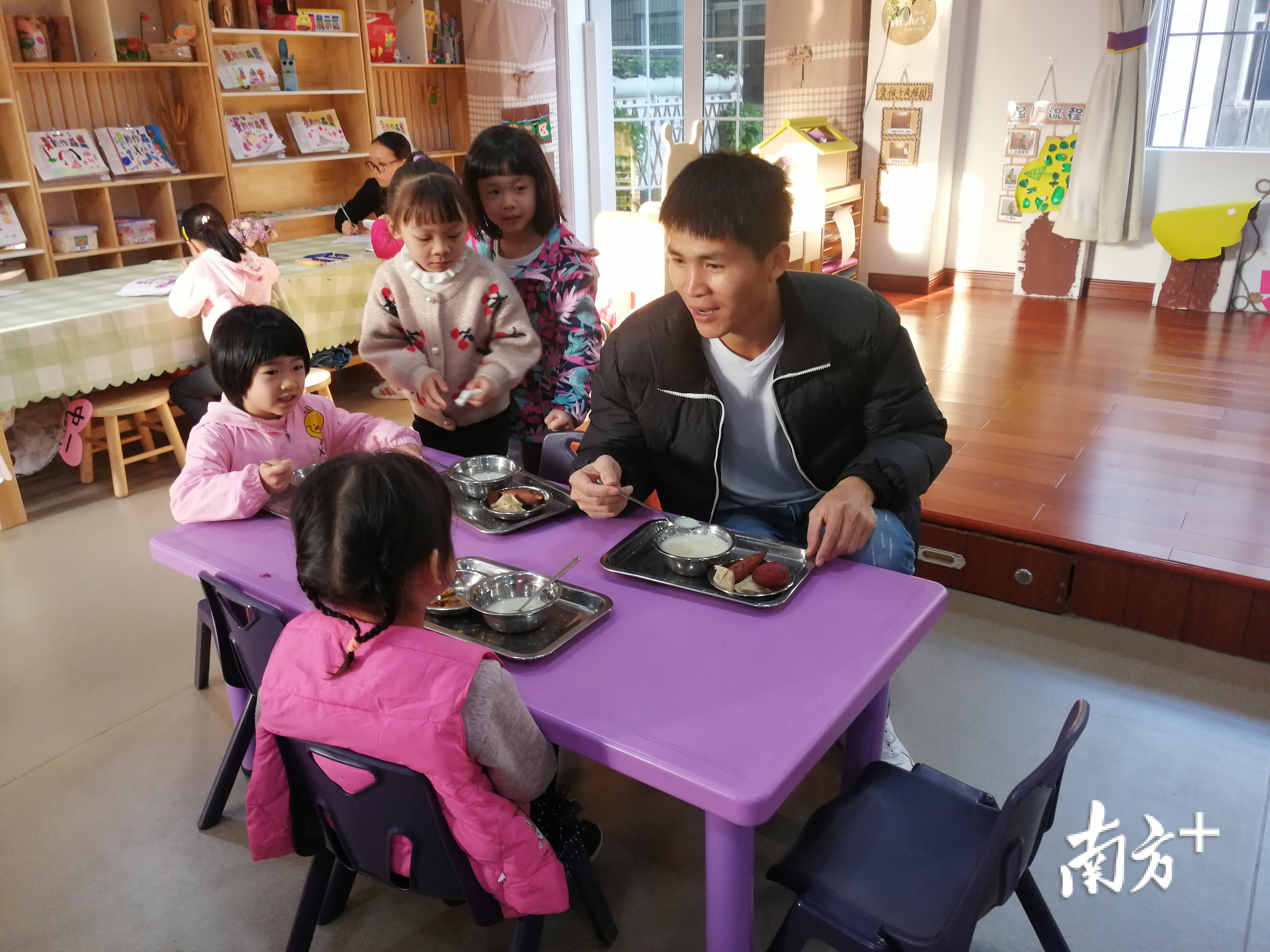 梁焊友工作照。