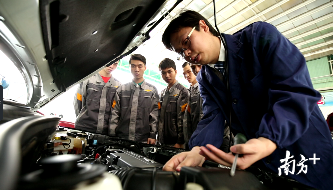 韩彦明（右一）。