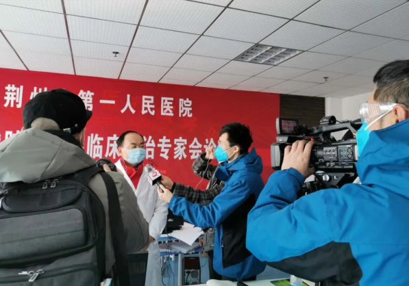 支援湖北期间,刘易林代表医院专家组在当地接受各级新闻媒体的专访