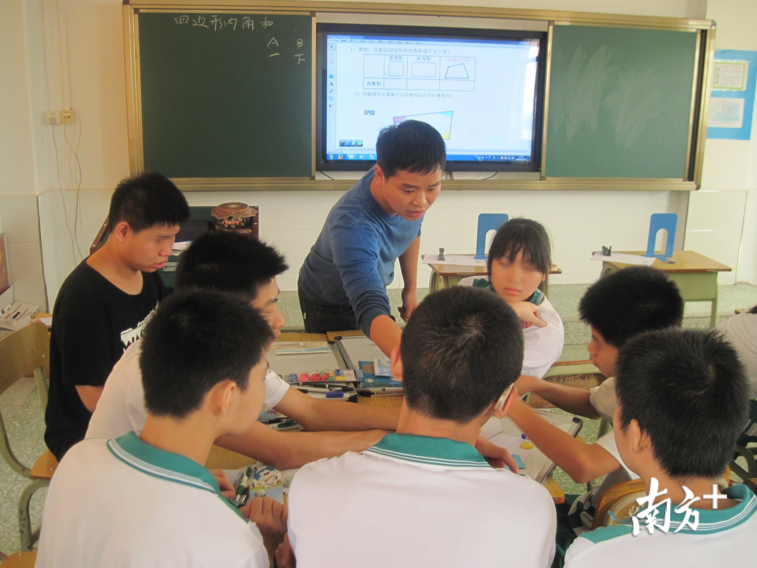 莫江涛在课堂上与学生交流。