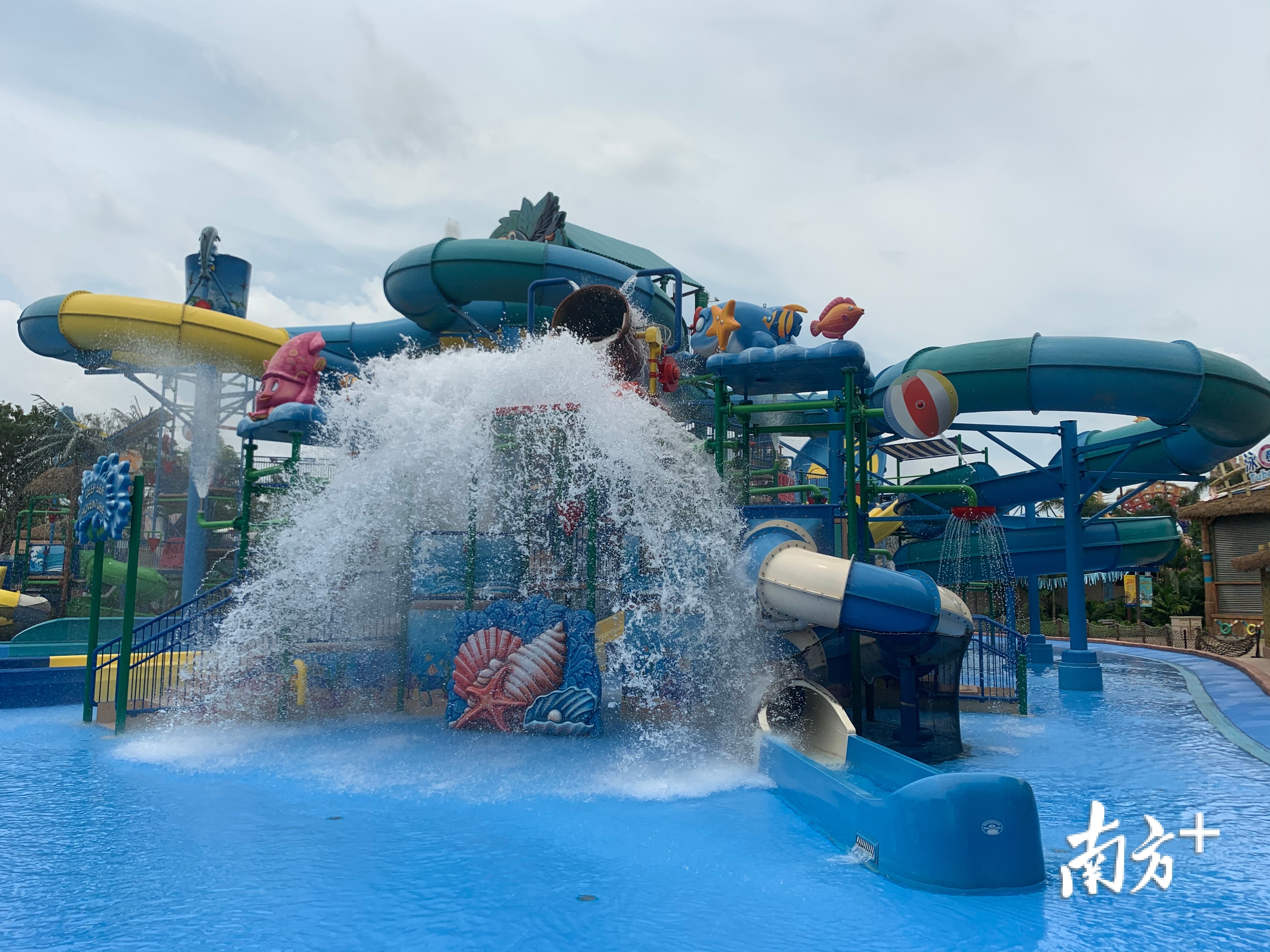 顺德玛雅海滩水公园内的一处游乐设施。羊建溶 摄 顺德玛雅海滩水公园内的一处游乐设施。羊建溶 摄