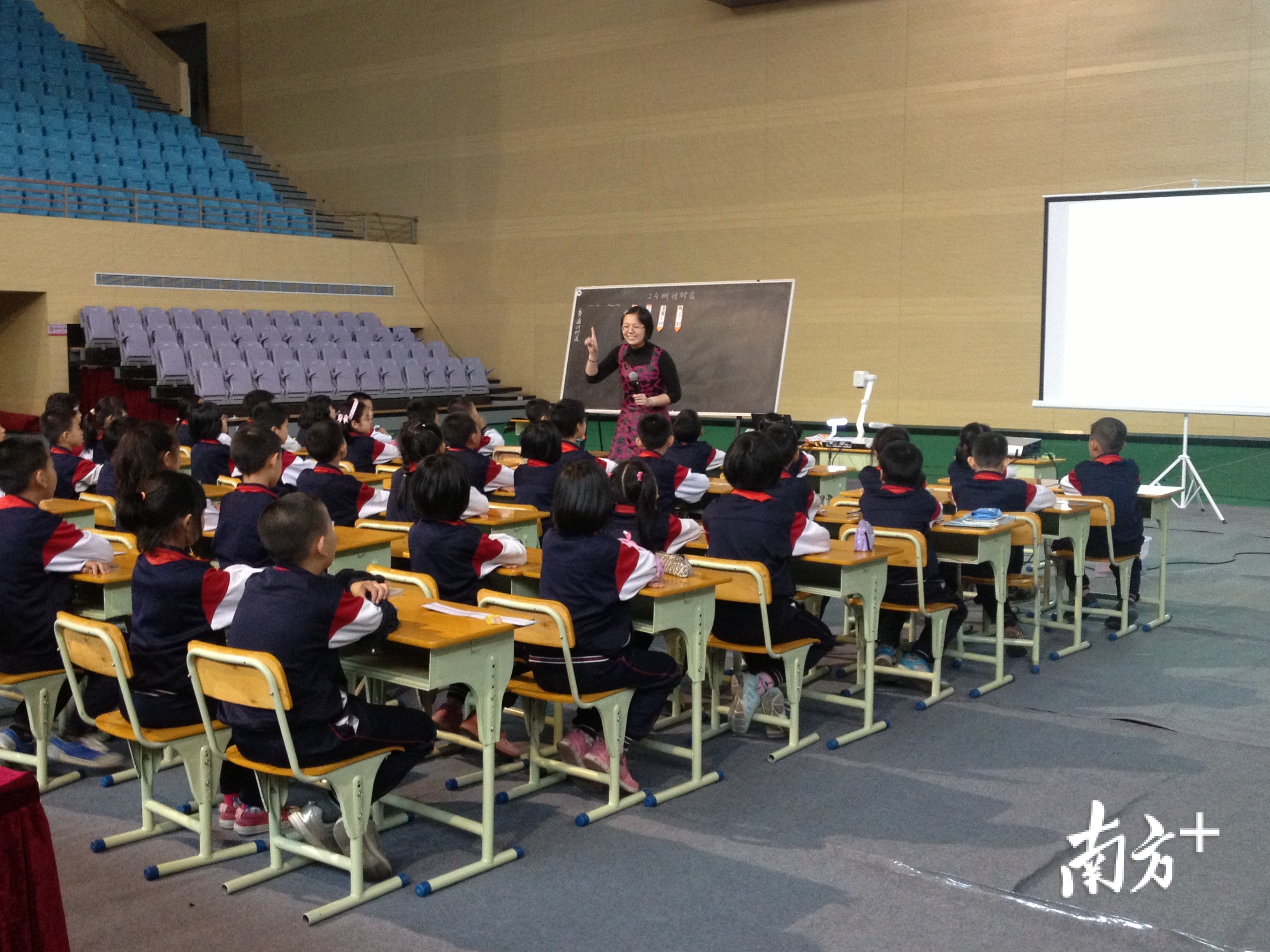 孙明洁在给学生上课。