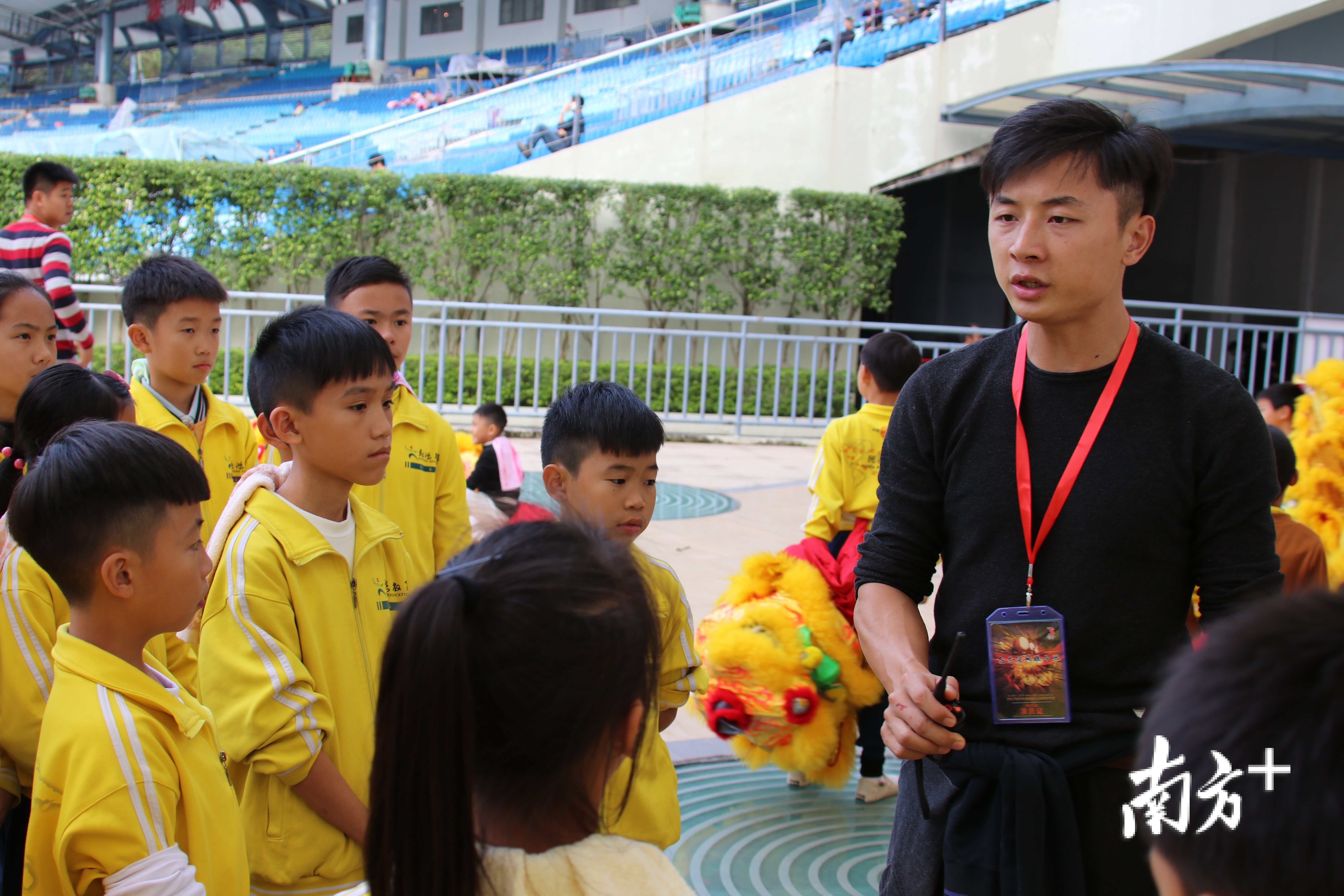  余俊锋（右一）。