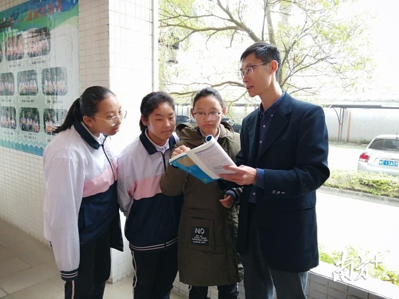 卢剑威（右一）。