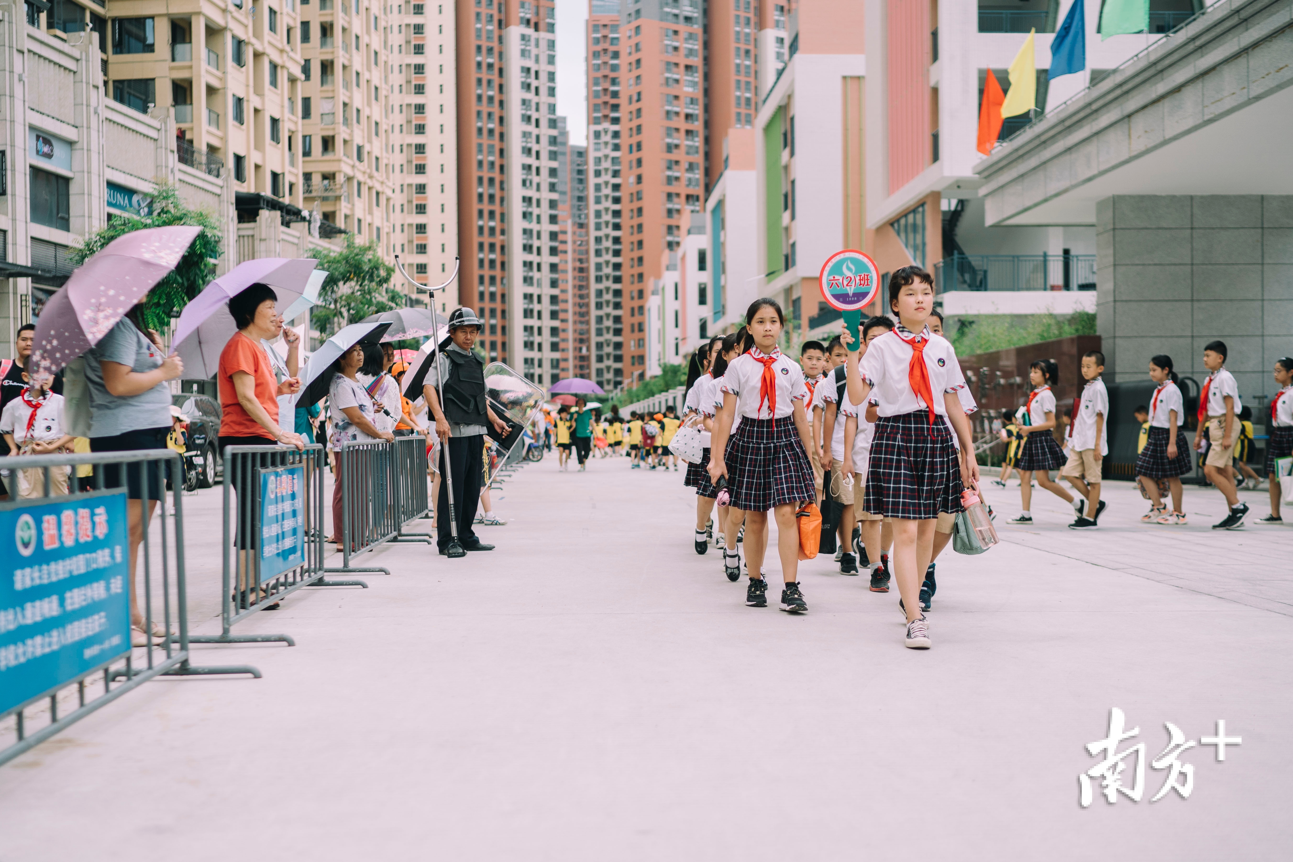 放学后黄梓涵带领同学们走出校门。