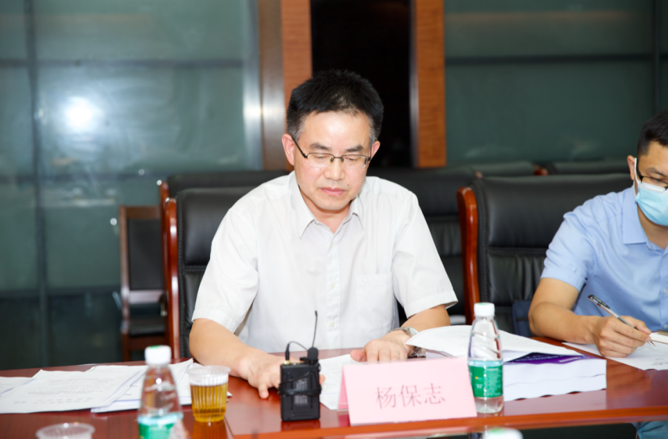 广东省科技厅成果转化与区域创新处三级调研员杨保志主持会议