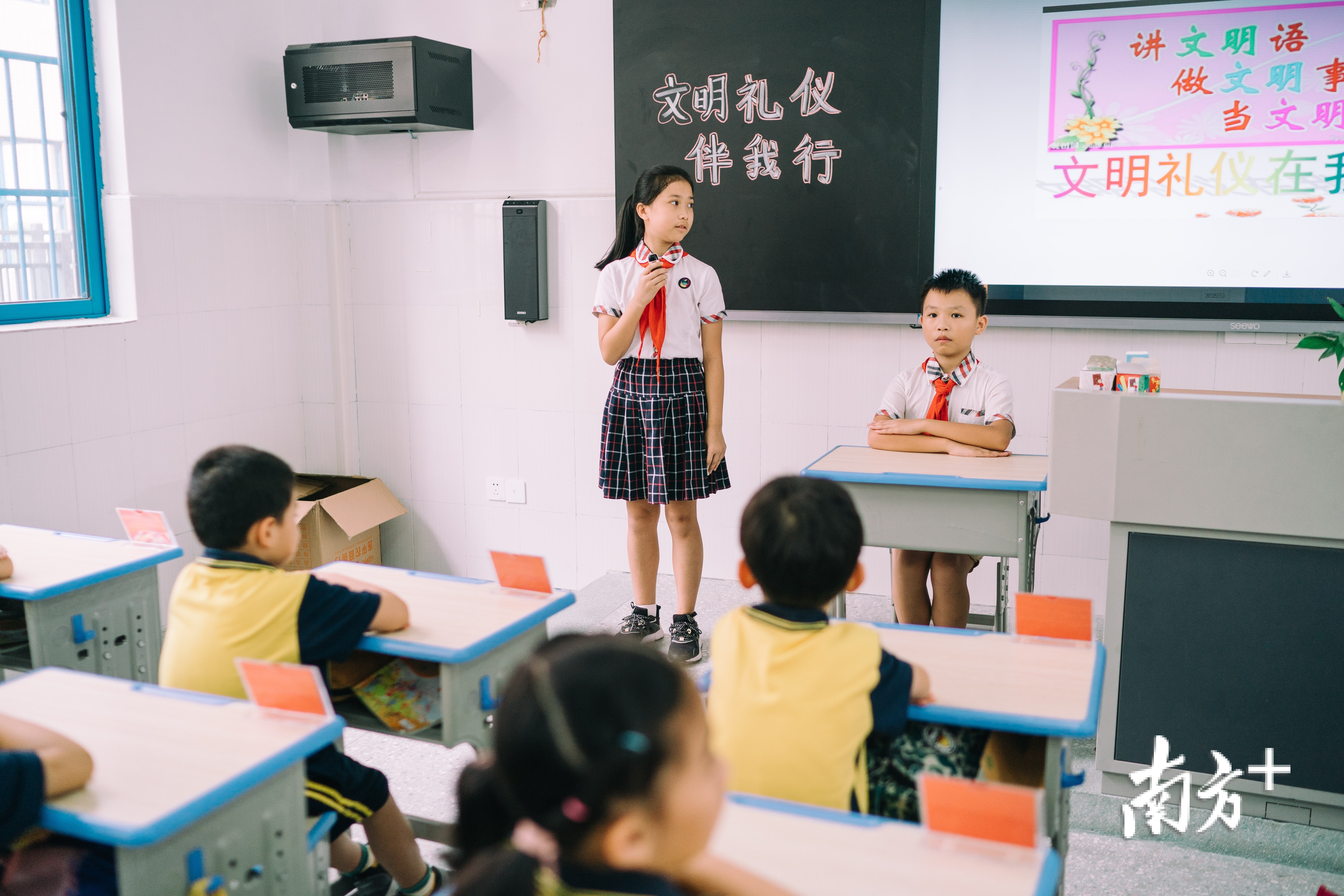 张悦琳在教一年级的同学们礼仪课。