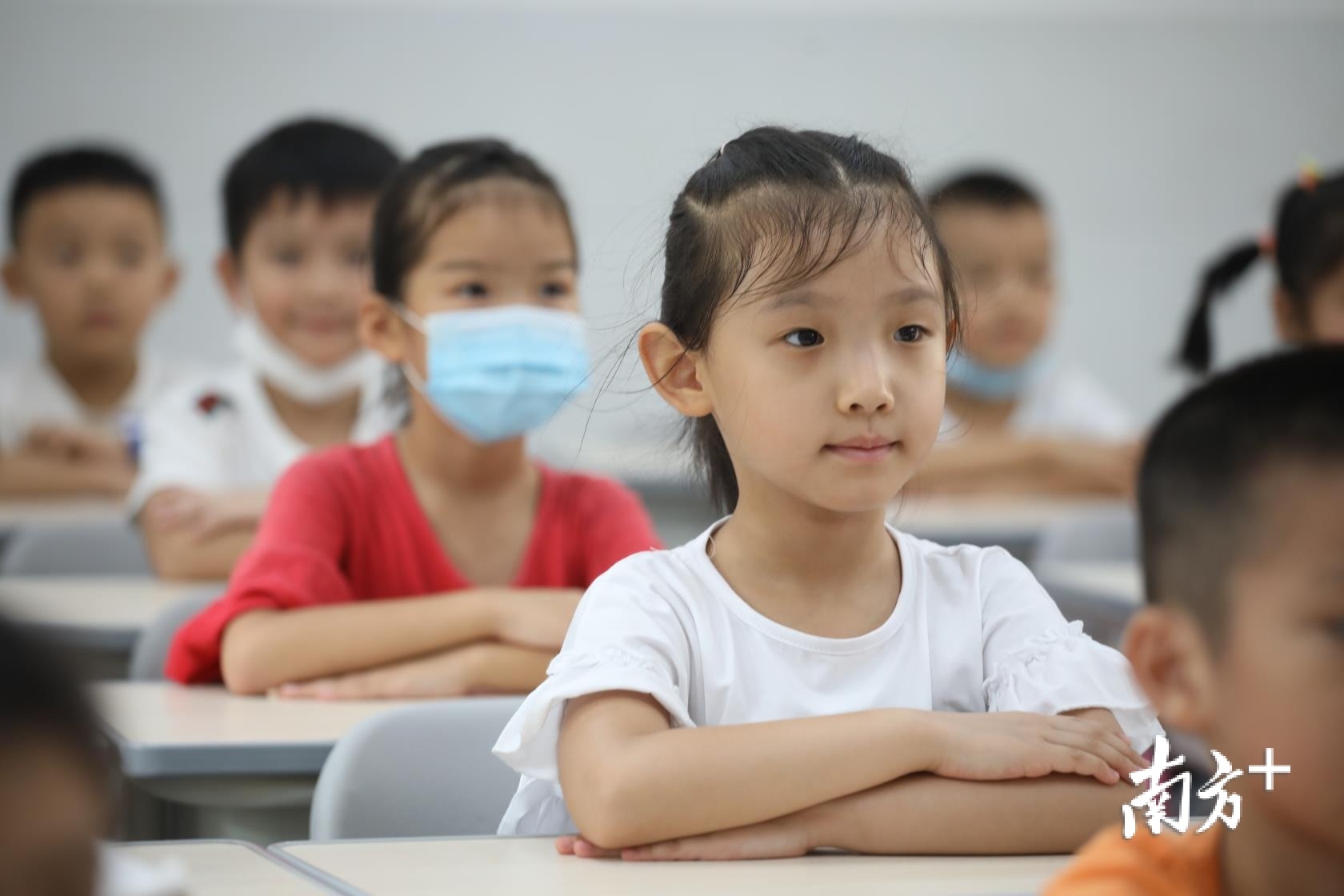 图为虹晖小学的学生们在上课。