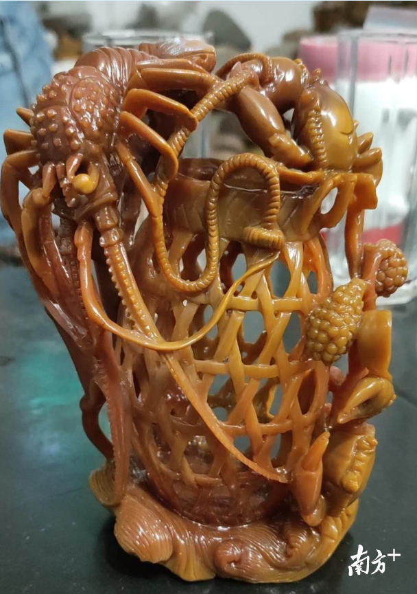 杨钦强的石雕龙虾蟹篓