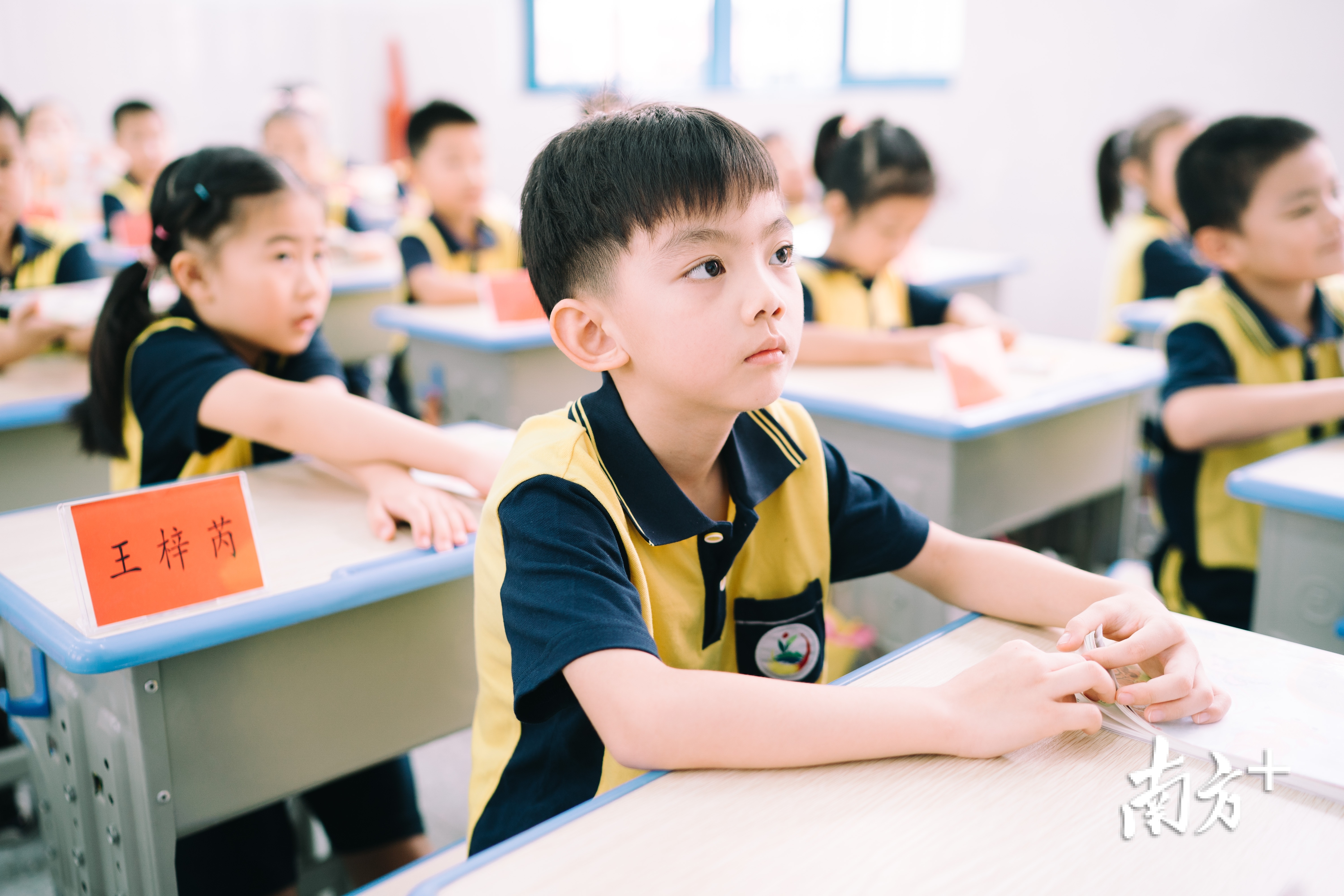 同学们认真听讲。