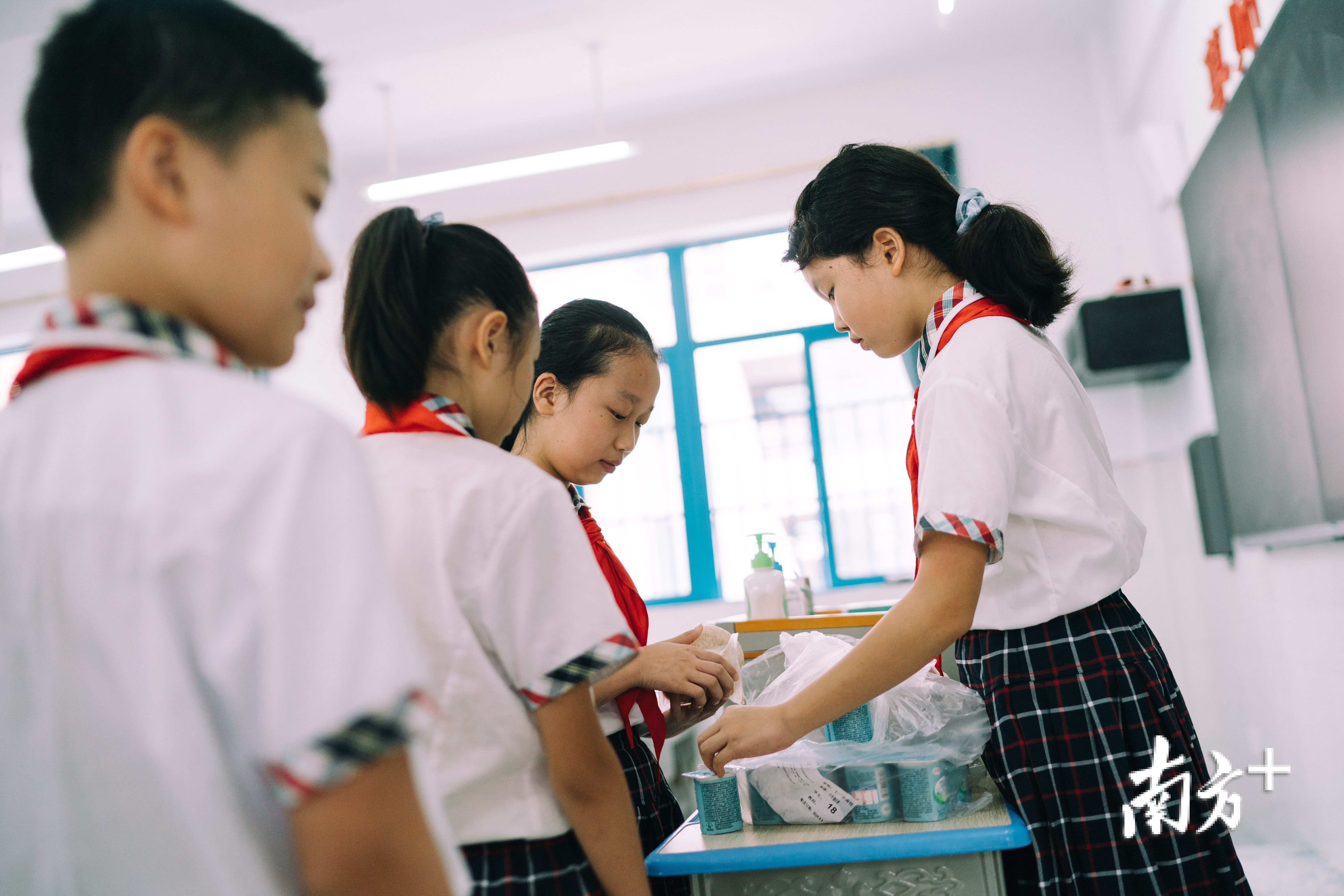 黄梓涵在分发早餐。