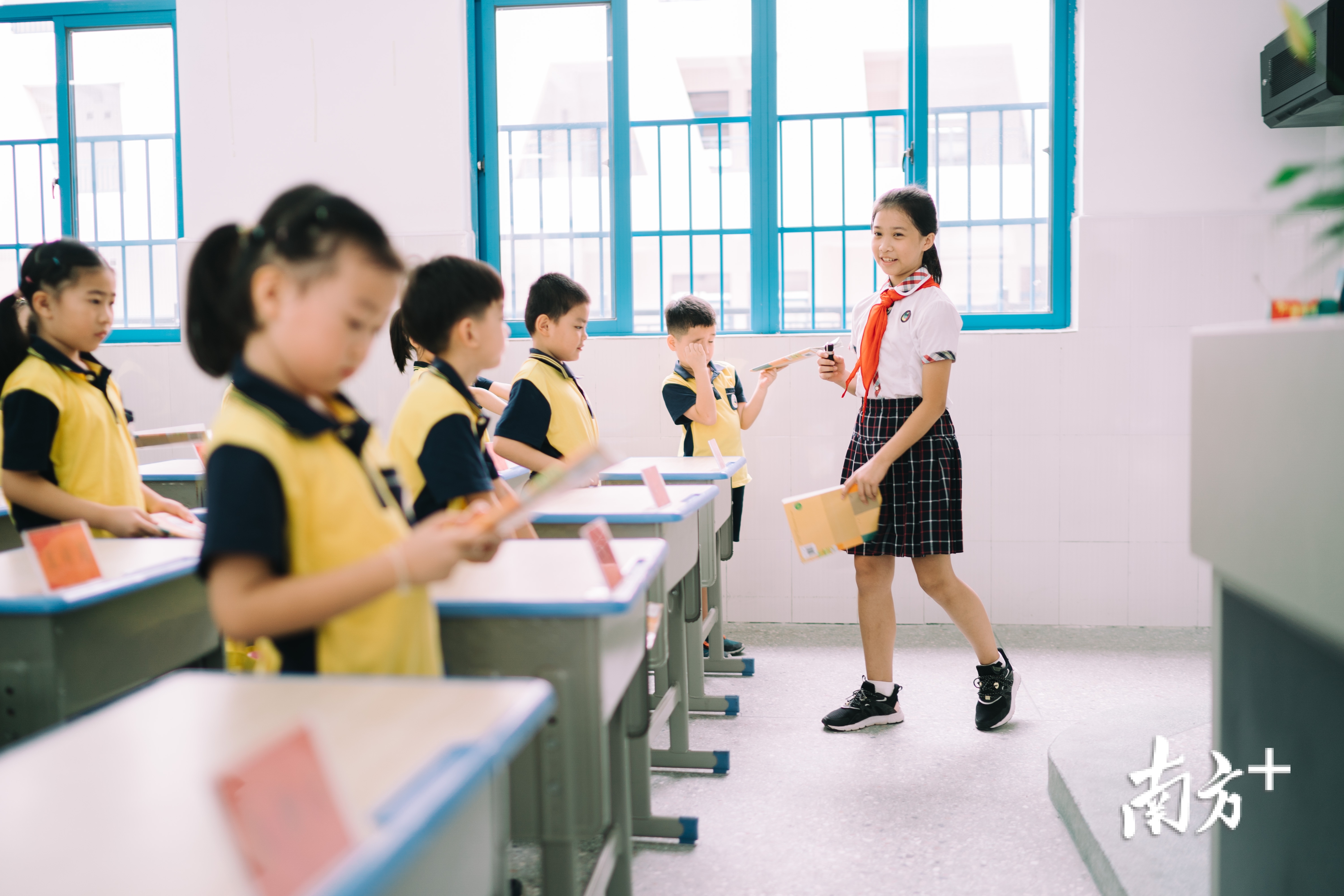 张悦琳在教一年级的同学们礼仪课。