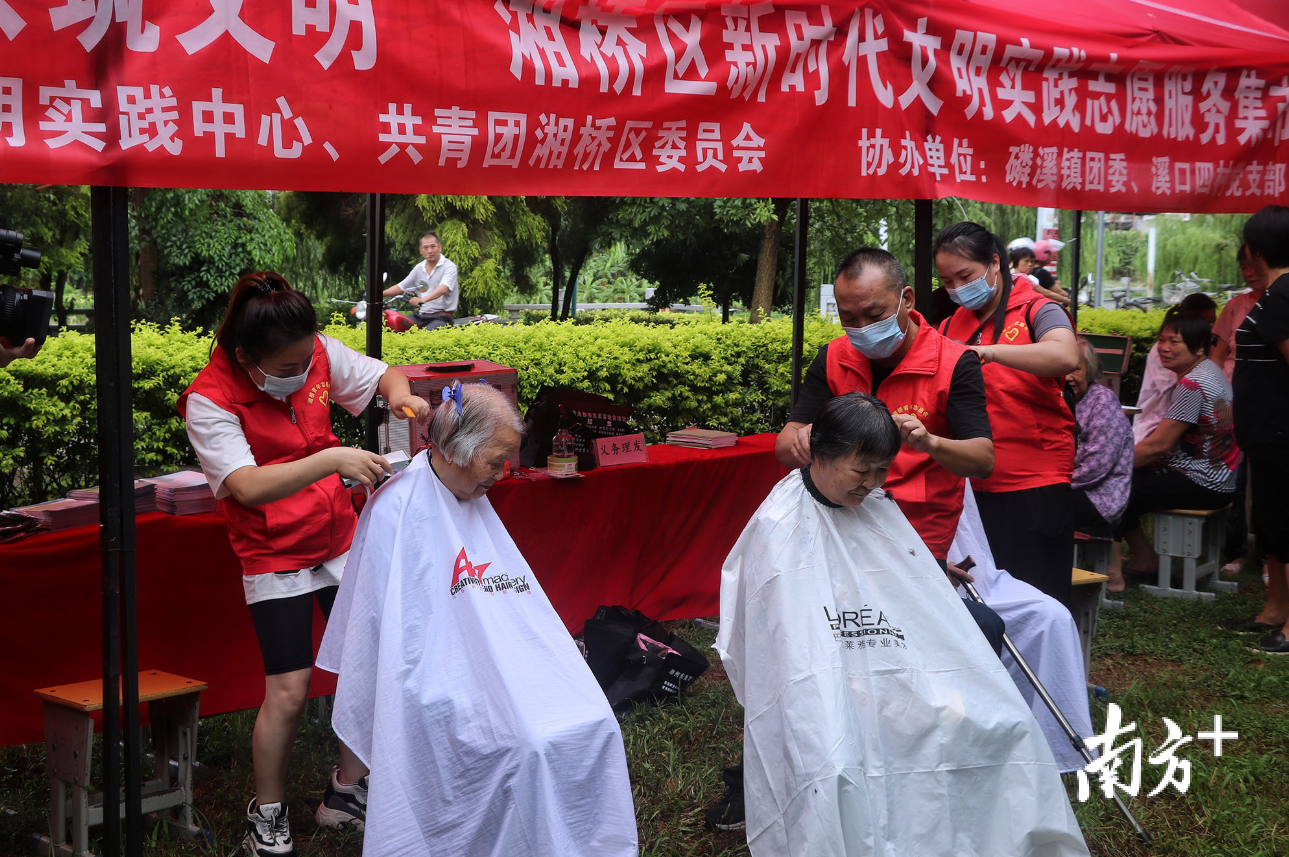 8月27日，湘桥区磷溪镇溪口四村，志愿者们为村民理发。