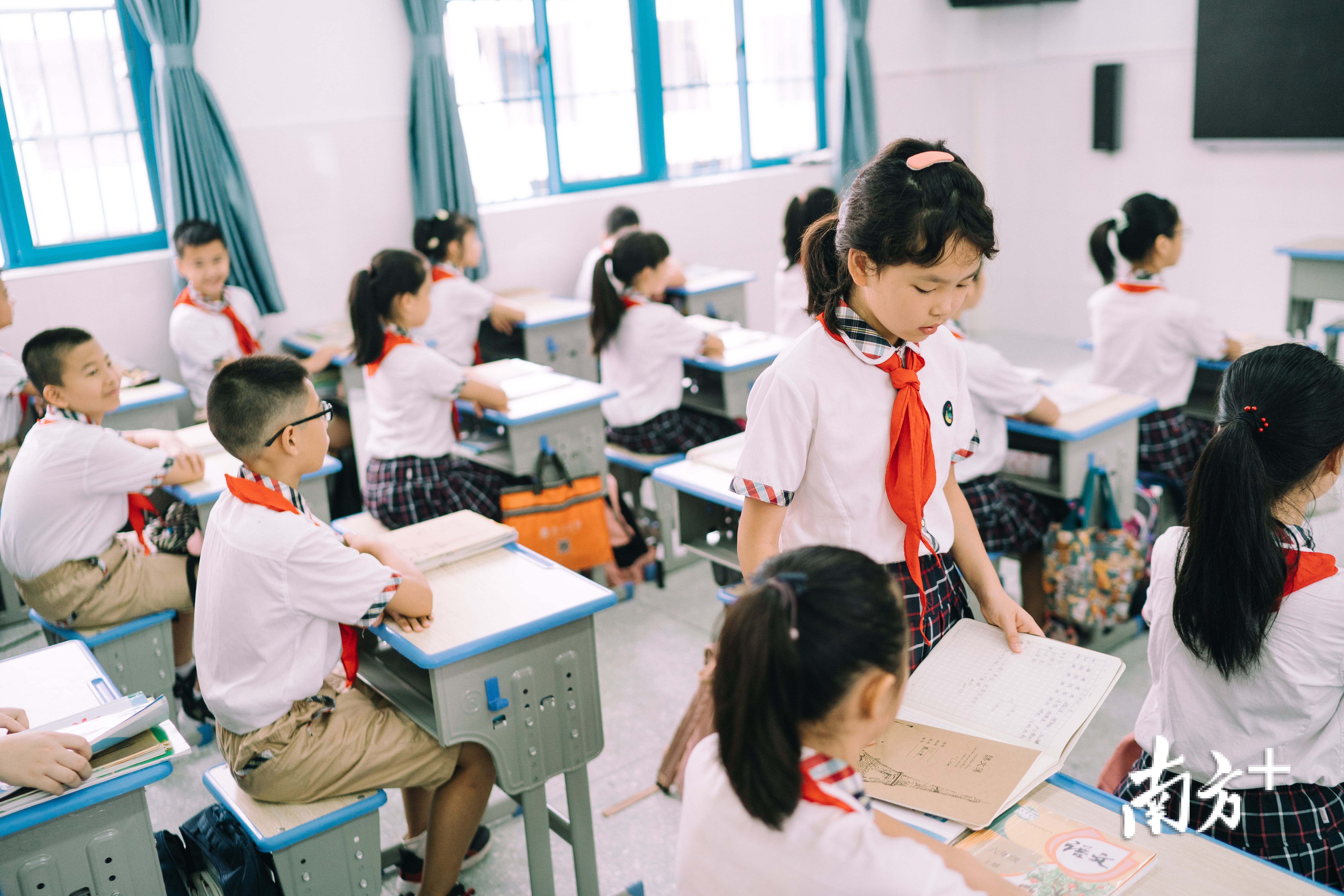 黄梓涵在收作业。