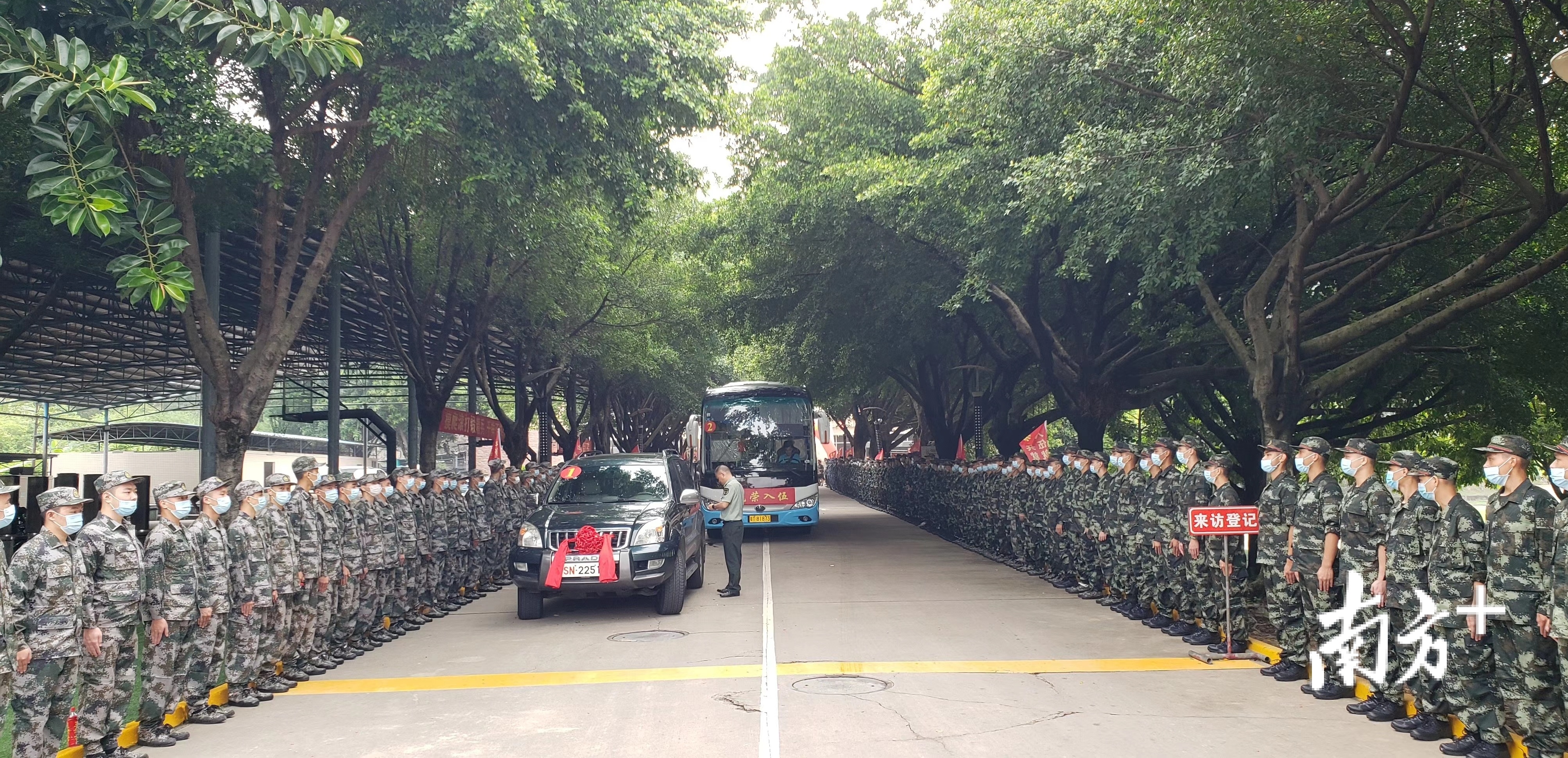 入伍新兵在亲人夹道欢送下踏上征程。