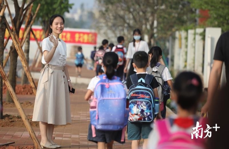 截至今年底，累计5年时间，金湾区新增公办类幼儿园、小学、初中学位将达到近1.4万个。图为虹晖小学的老师在迎接学生返校。