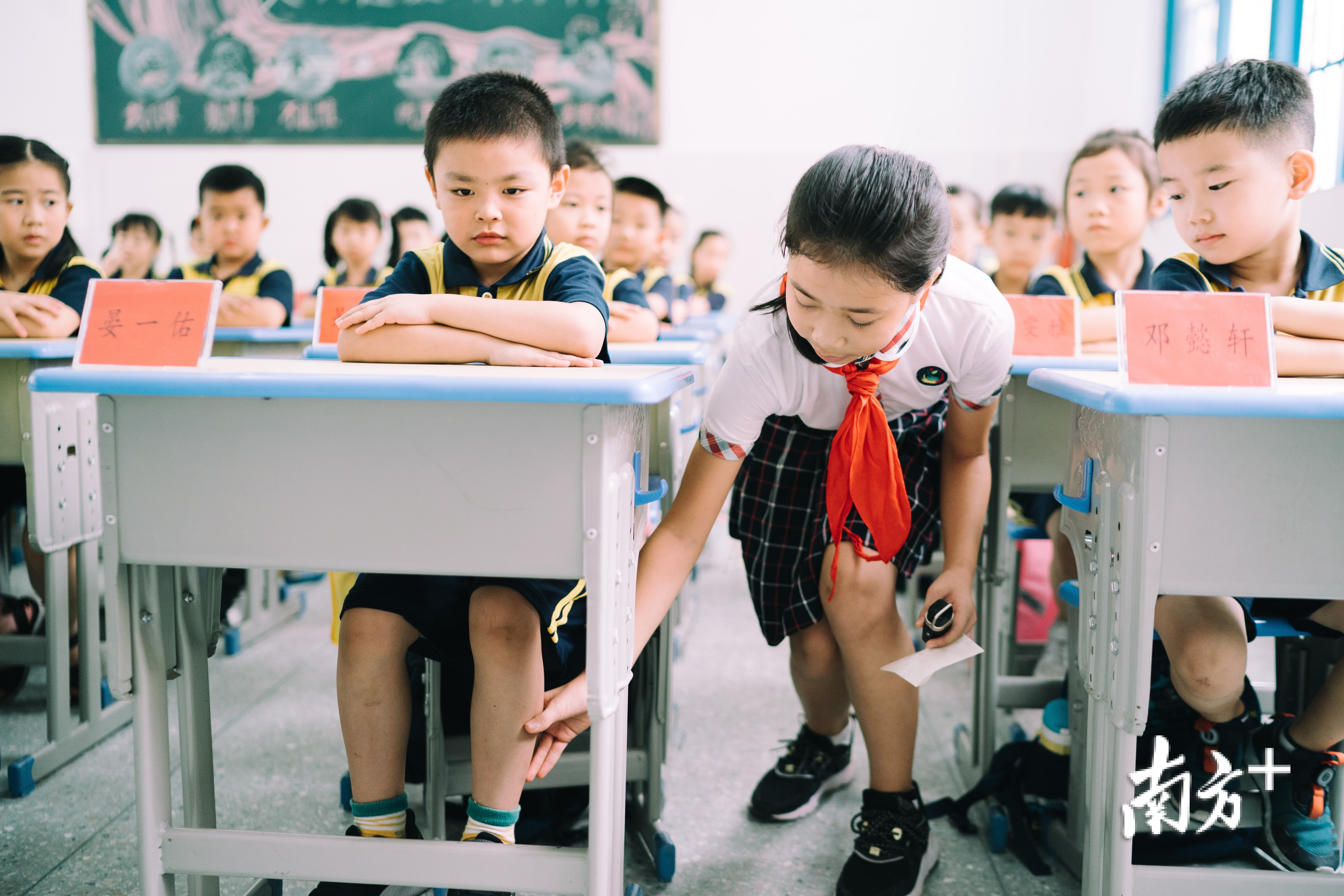 张悦琳在教一年级的同学们礼仪课。