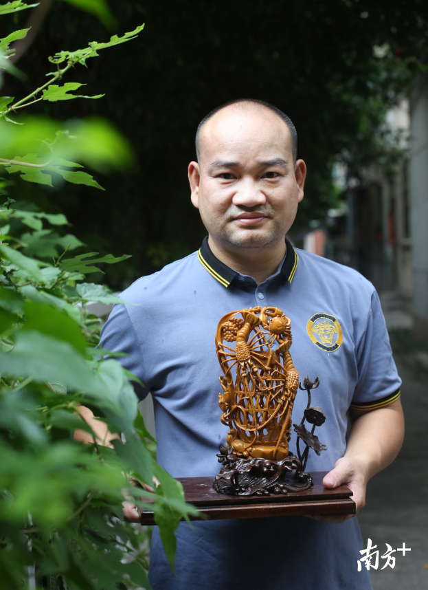 杨钦强将潮州木雕多层镂空的独特技艺引入石雕中。 杨钦强将潮州木雕多层镂空的独特技艺引入石雕中。