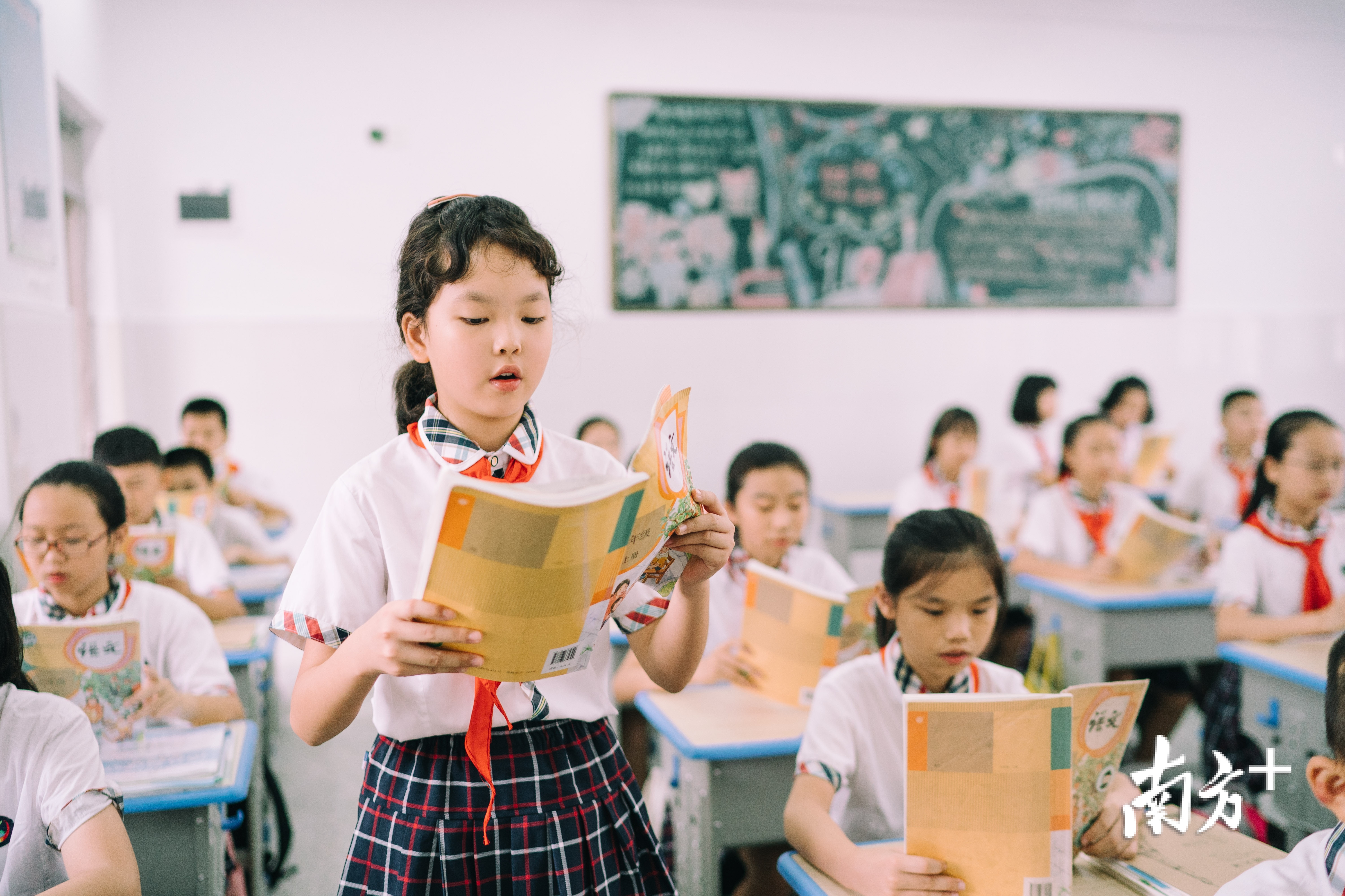 黄梓涵在领读。