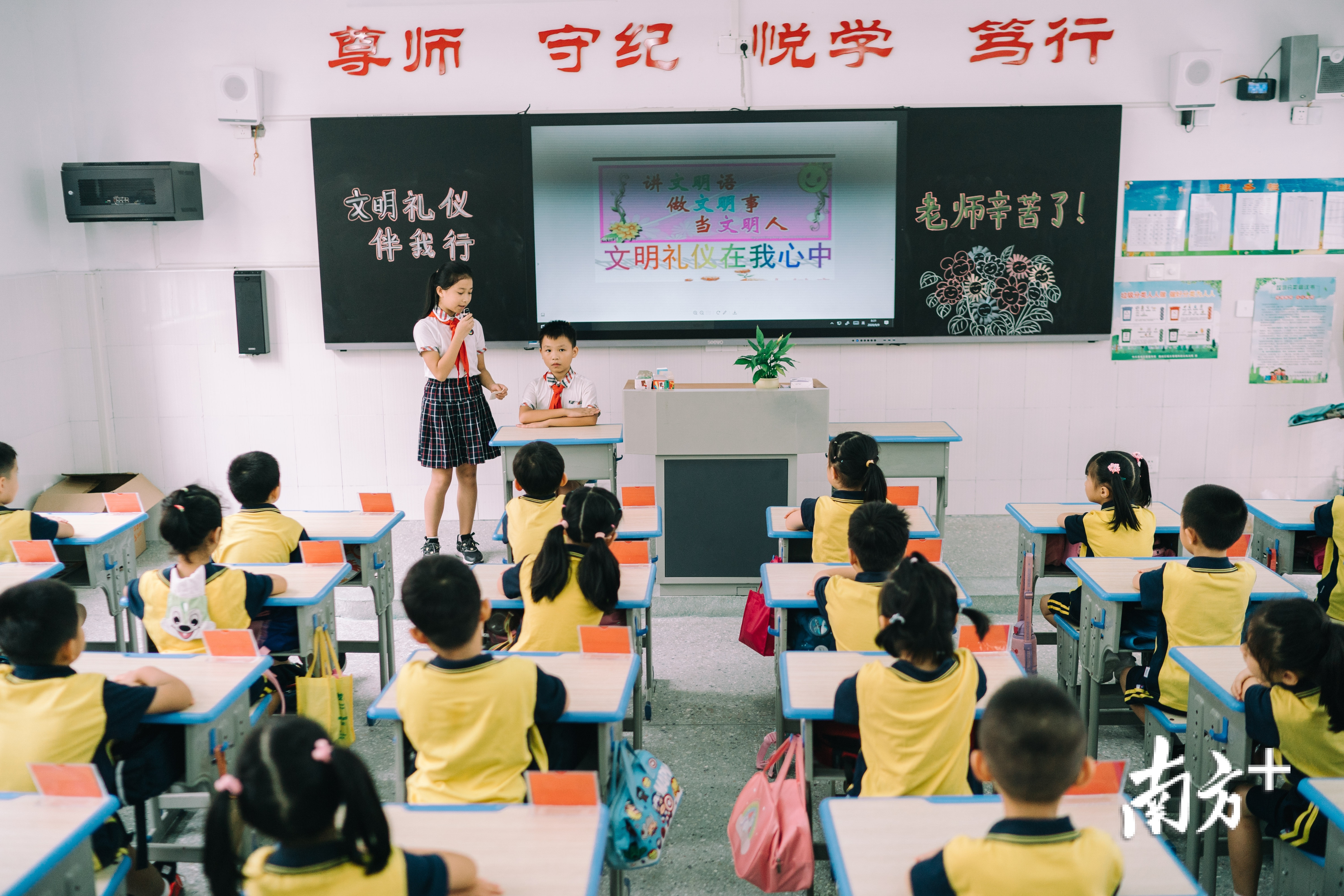 张悦琳在教一年级的同学们礼仪课。