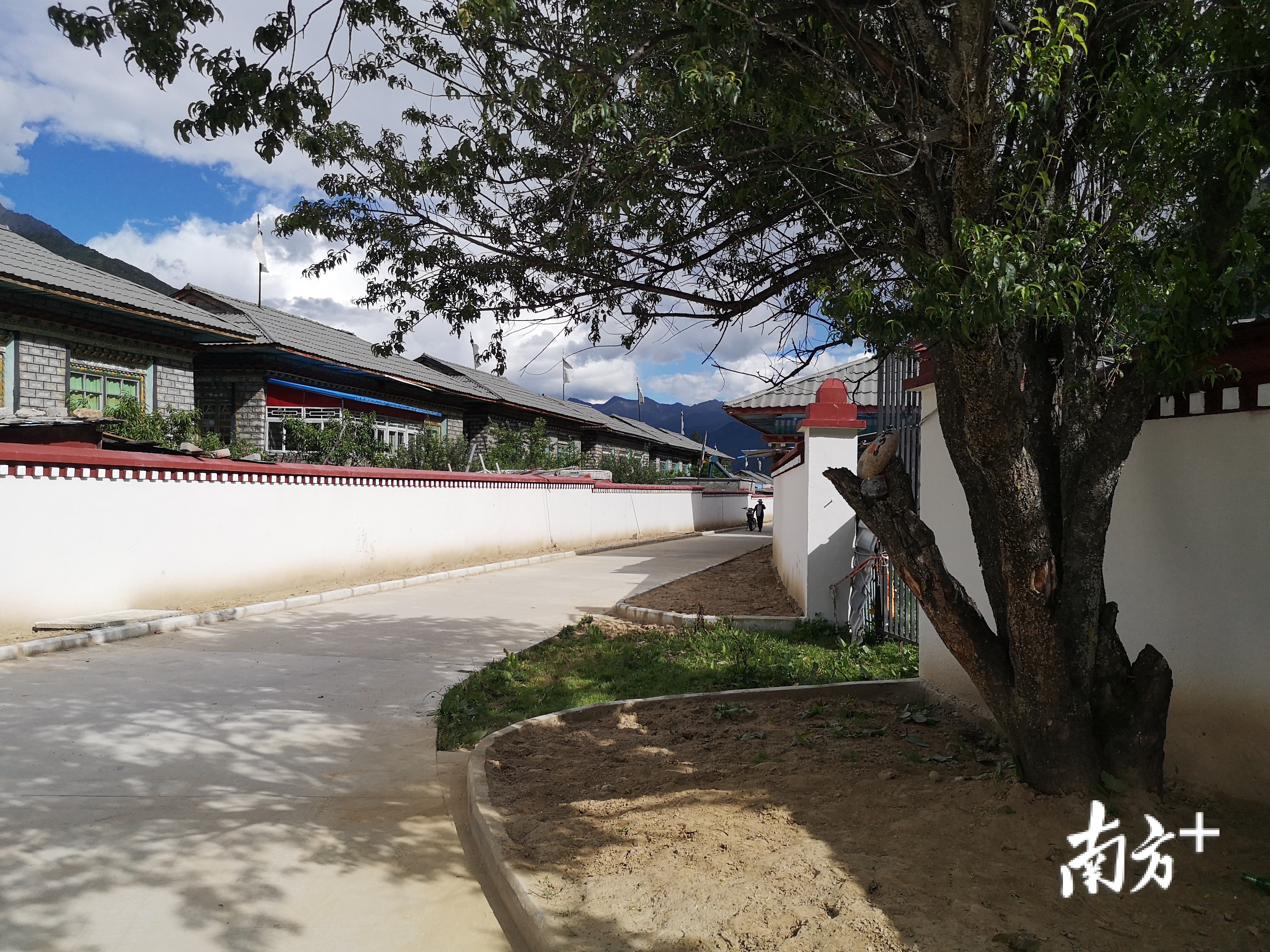 西藏工布江达县江达乡唐丁村新貌。经中山参与援建,该村人居环境得到大幅提升。雷海泉 摄 西藏工布江达县江达乡唐丁村新貌。经中山参与援建,该村人居环境得到大幅提升。雷海泉 摄