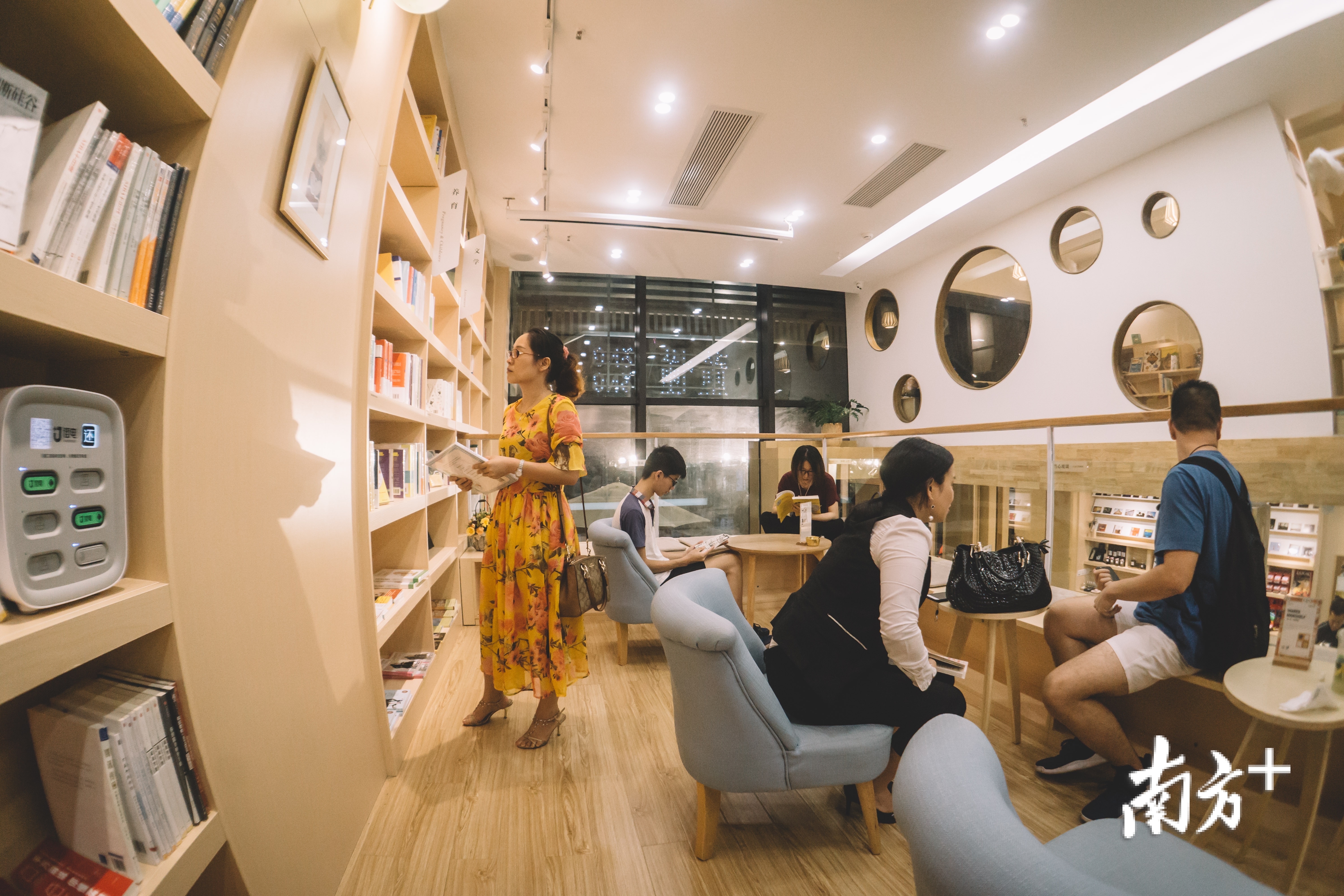 董懂书店给书友提供了优雅的读书空间。