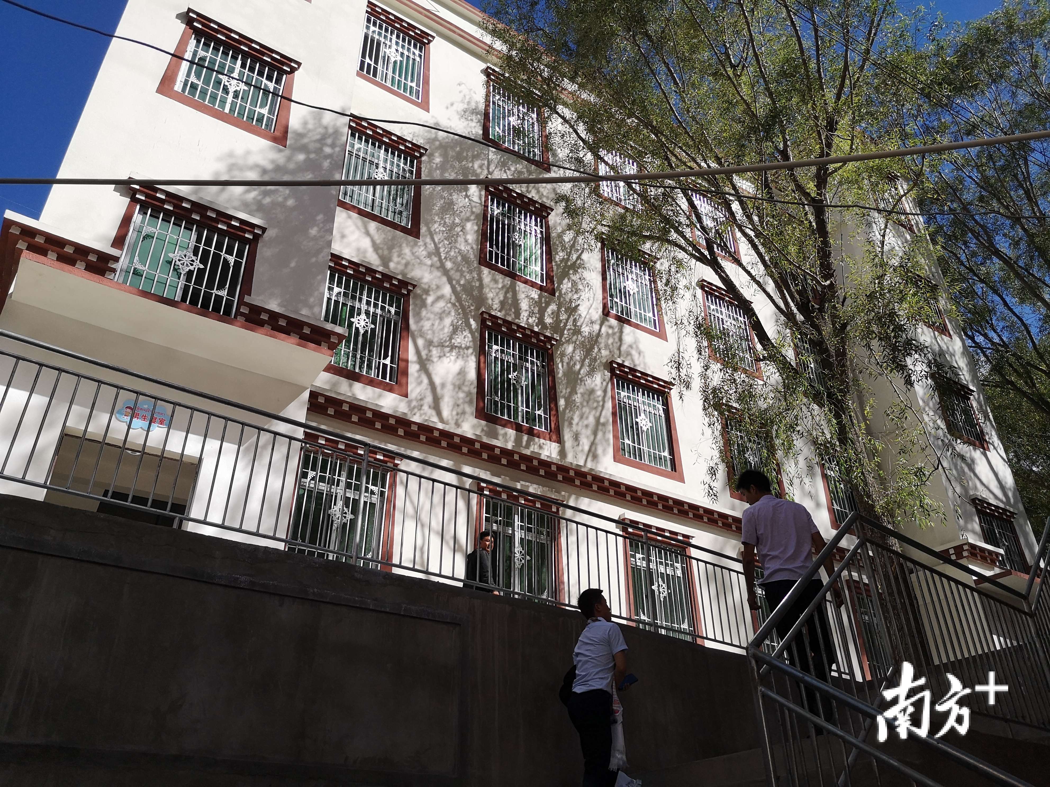 由中山参与援建的四川甘孜州昌波乡中小学学生新宿舍落成投入使用,解决了该校学生宿舍床位不足的问题。雷海泉 摄 由中山参与援建的四川甘孜州昌波乡中小学学生新宿舍落成投入使用,解决了该校学生宿舍床位不足的问题。雷海泉 摄