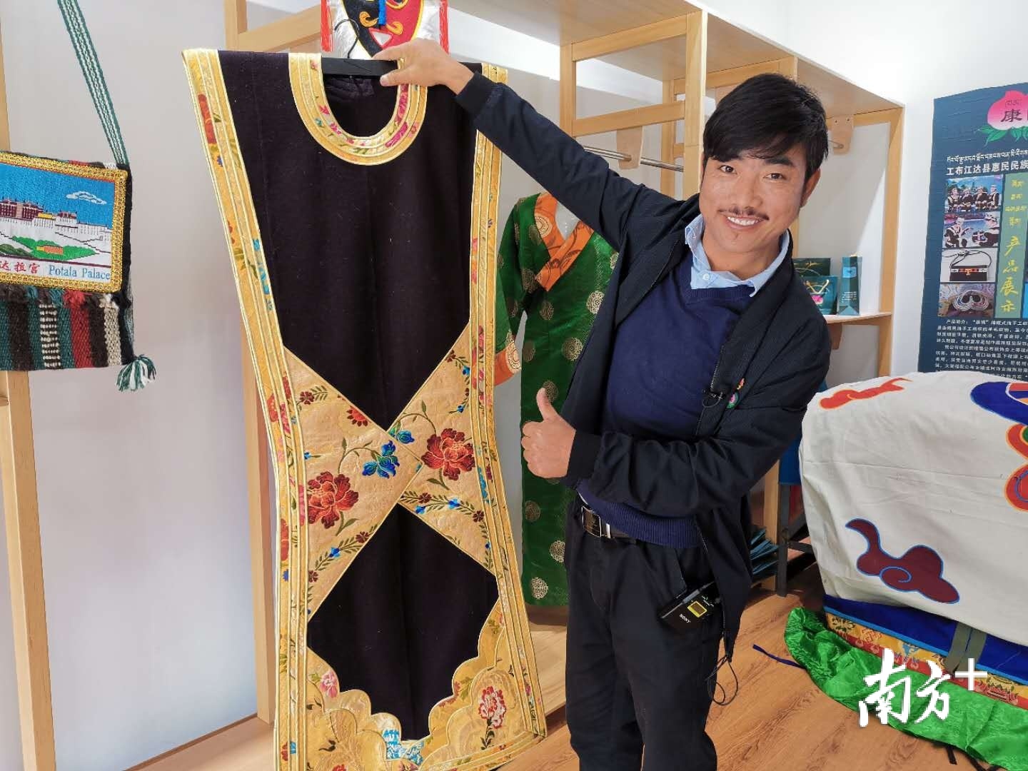 工布江达县本地氆氇缝制手工艺人达娃。雷海泉 摄 工布江达县本地氆氇缝制手工艺人达娃。雷海泉 摄