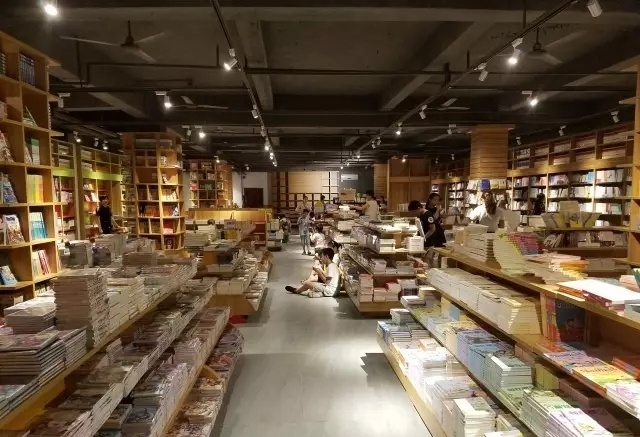 育才图书店3楼阅读区。