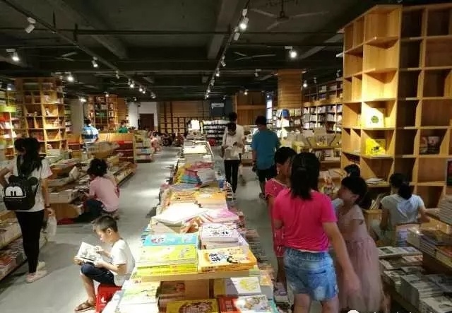 育才图书店3楼阅读区。