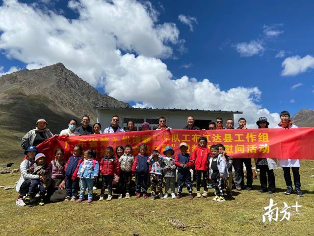 广东省第九批援藏工作队工布江达县工作组援藏干部、医生和教师到该县牧区开展调研和慰问活动。郭冬冬 摄 广东省第九批援藏工作队工布江达县工作组援藏干部、医生和教师到该县牧区开展调研和慰问活动。郭冬冬 摄