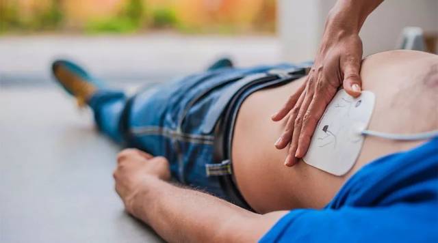 AED|【世界急救日】3 分钟就能学会的急救方法,关键时刻能救命!