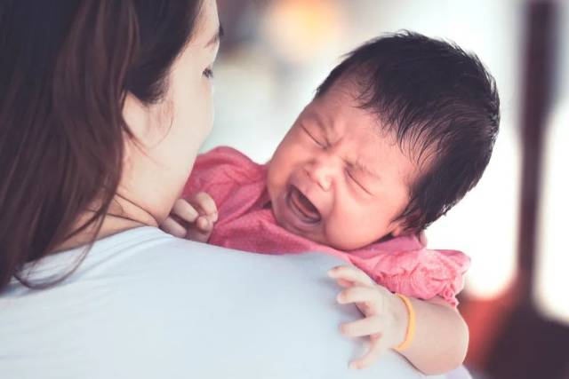 孩子|【惊险】8月大婴儿坠床！父母一个错误操作，差点害了她……