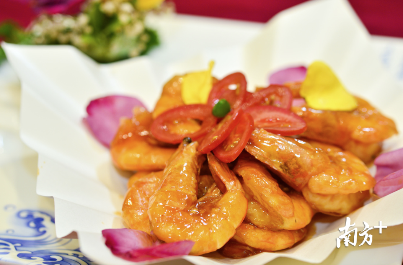 玫瑰花茄汁虾。 玫瑰花茄汁虾。