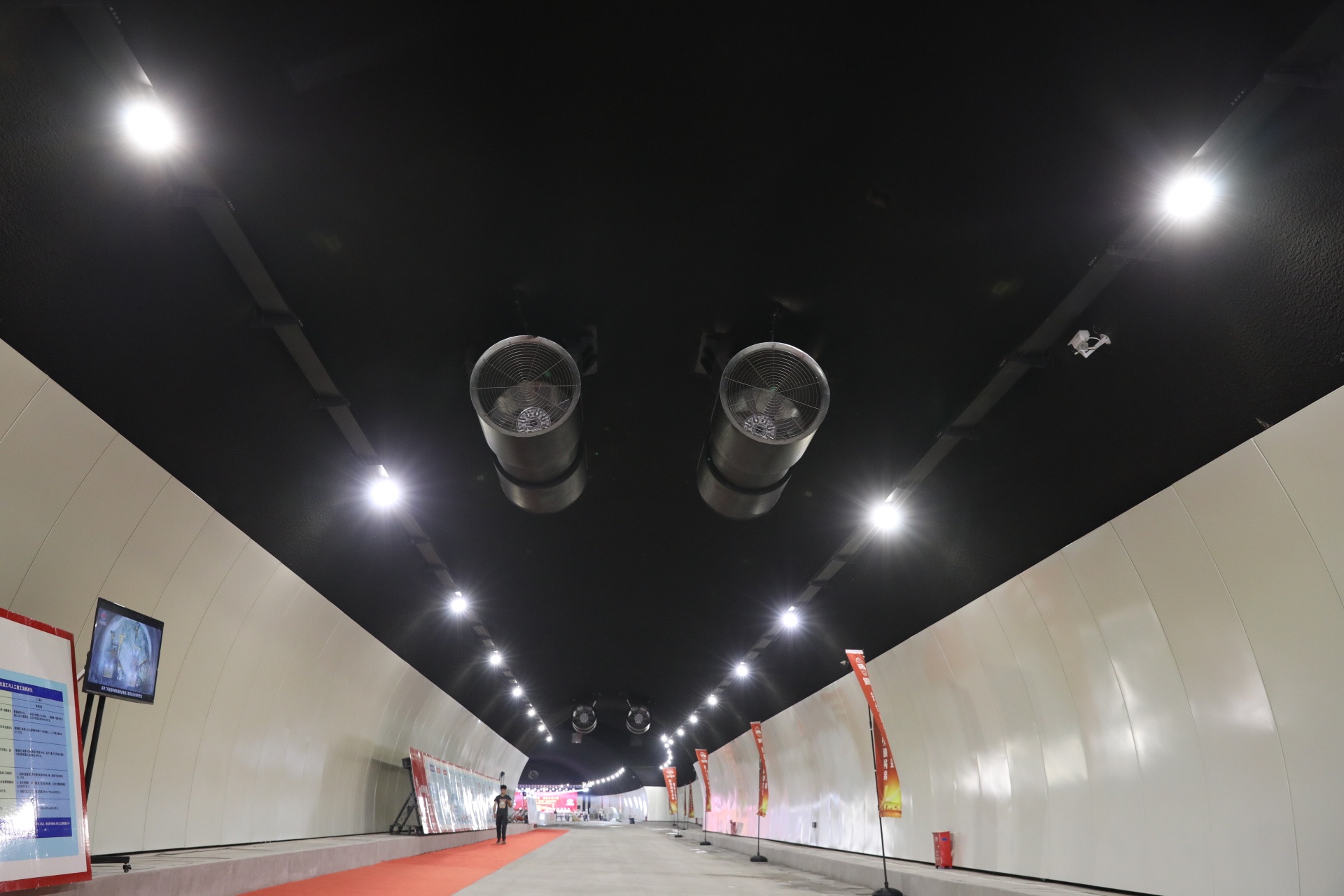 大横琴山隧道内部。