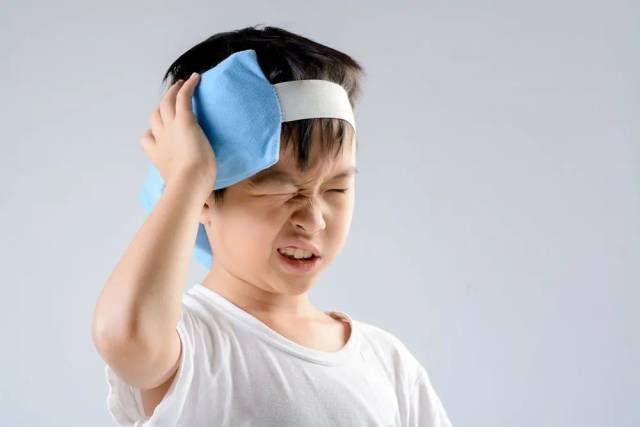 孩子|【惊险】8月大婴儿坠床！父母一个错误操作，差点害了她……