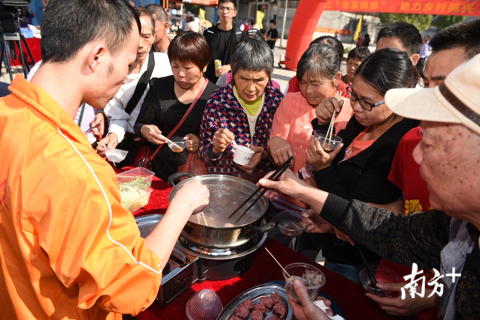 首届棠下牛肉节人气爆棚。杨兴乐 摄