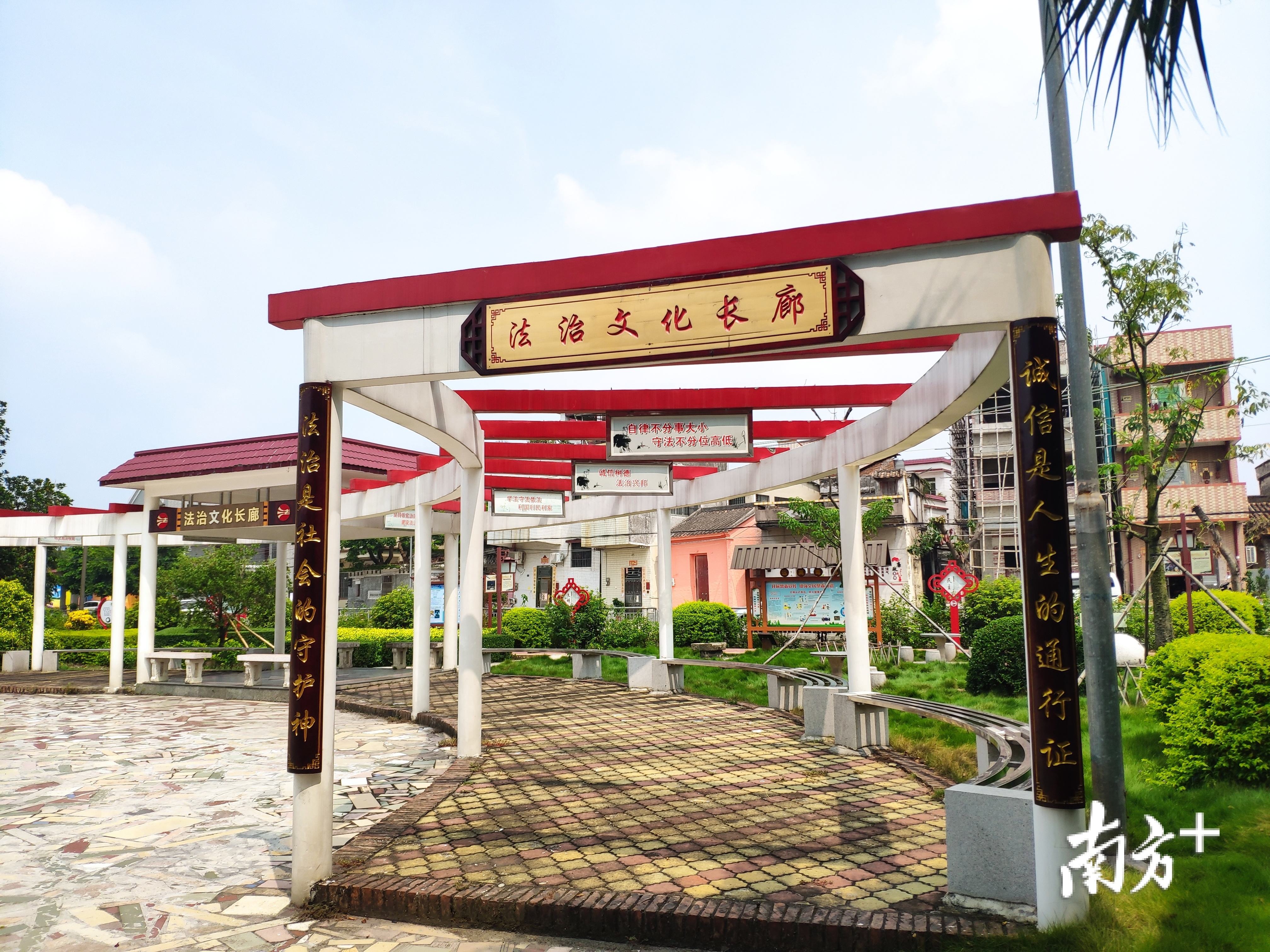 英南村法治公园的法治文化长廊。黄绍侦 摄