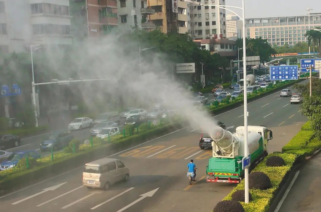 雾霾天气里,东莞使用多功能抑尘车喷洒压霾. 资料图 李梦颖 摄