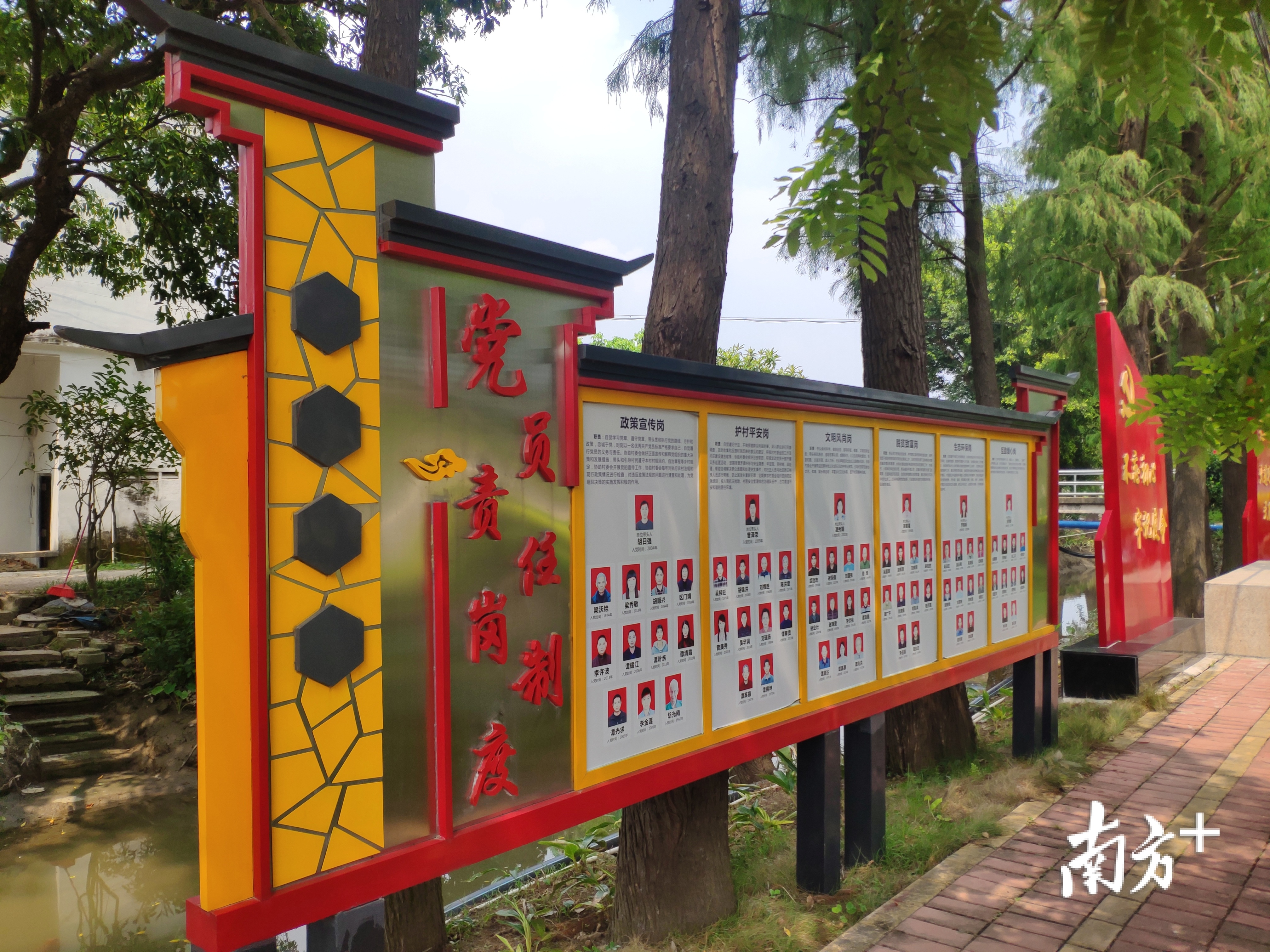 英南村全体党员是反邪教志愿工作小组的主力军。黄绍侦 摄