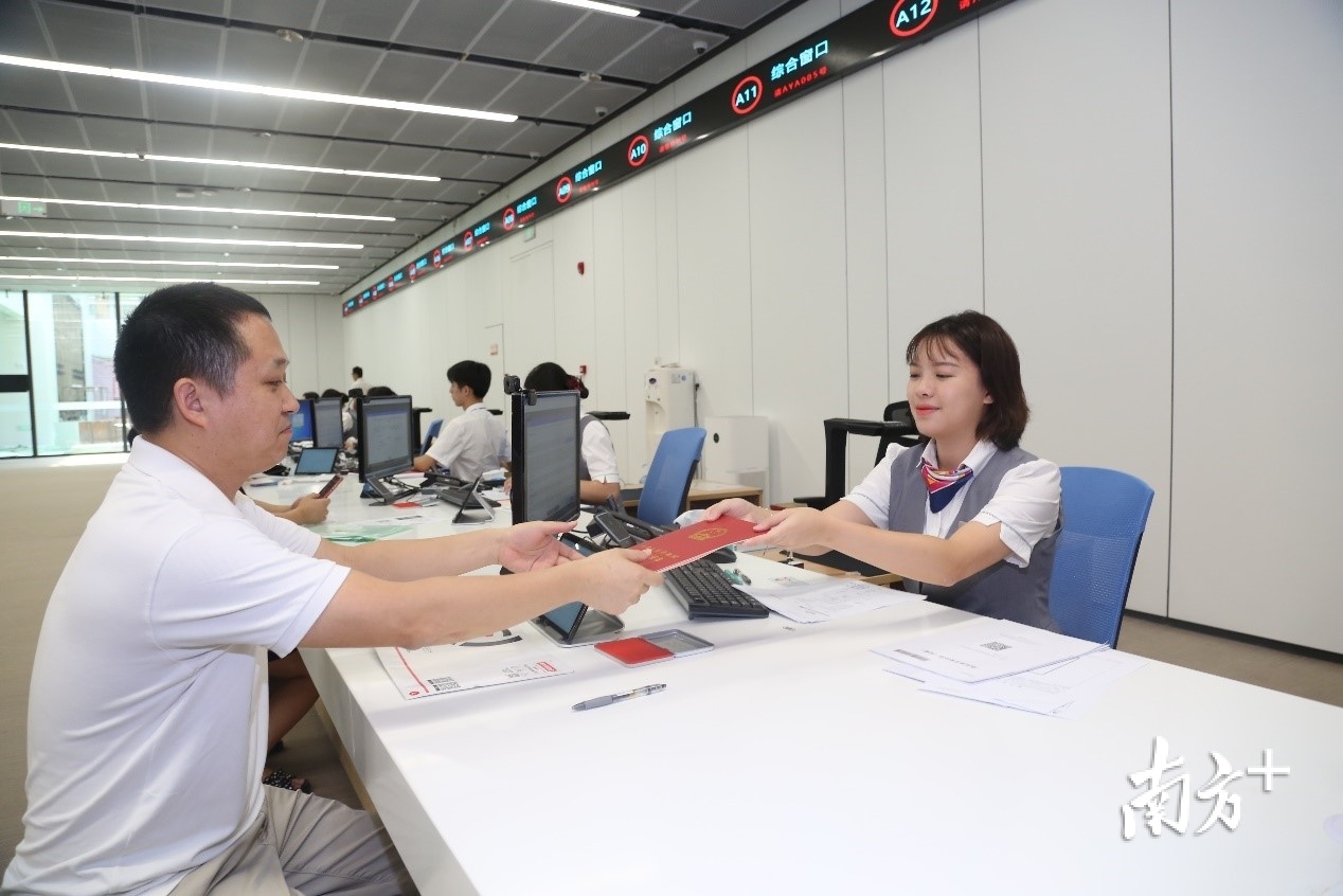 2019年9月18日，市民胡先生领到了不动产权证书，这是东莞市民服务中心成功办理的首宗业务。