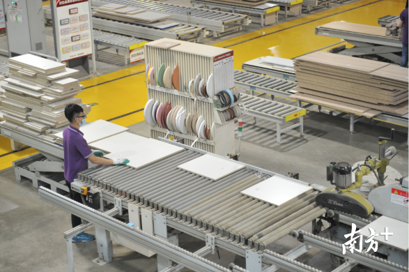 维尚家具依靠工业互联网实现个性化大规模定制。图为维尚家具佛山工厂。资料图片