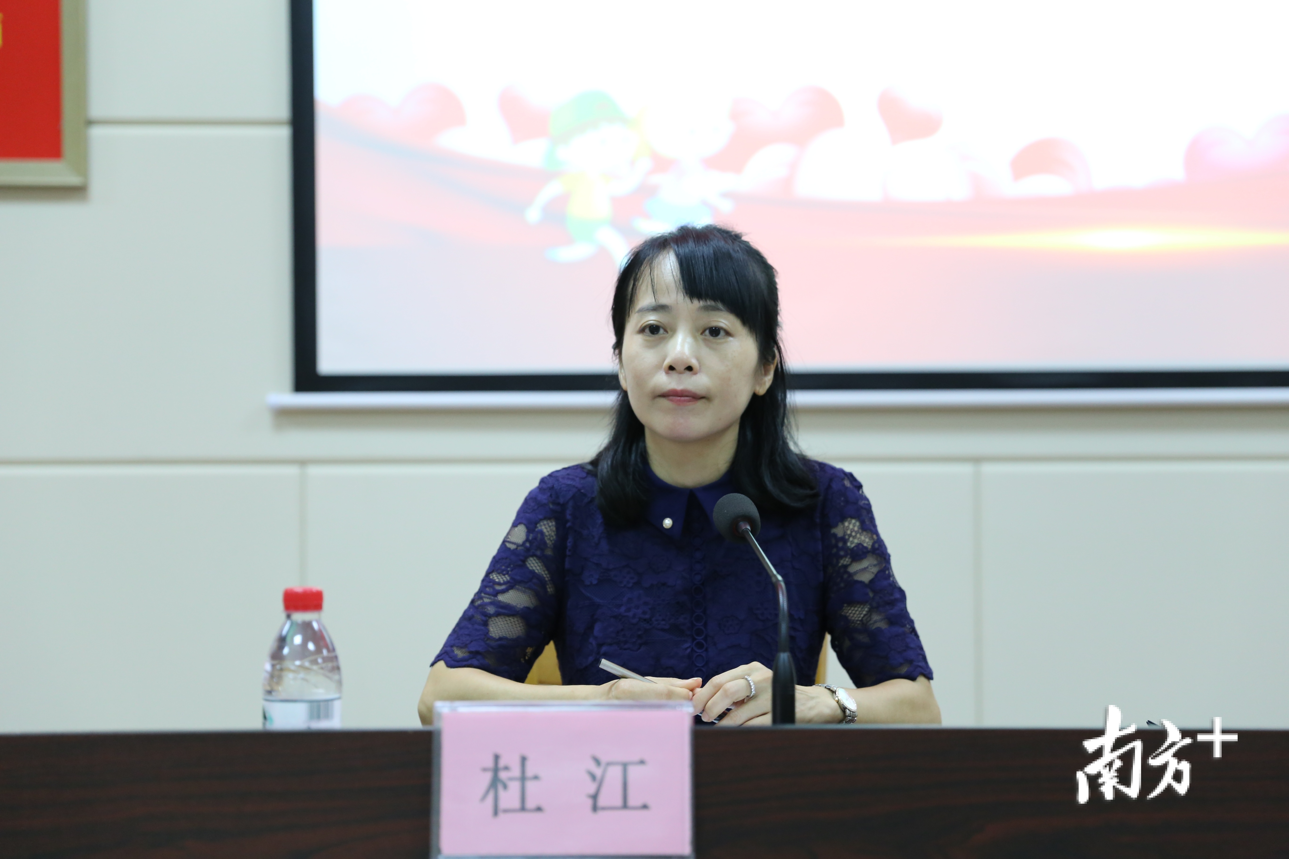 东莞市民政局党组成员、副局长杜江。