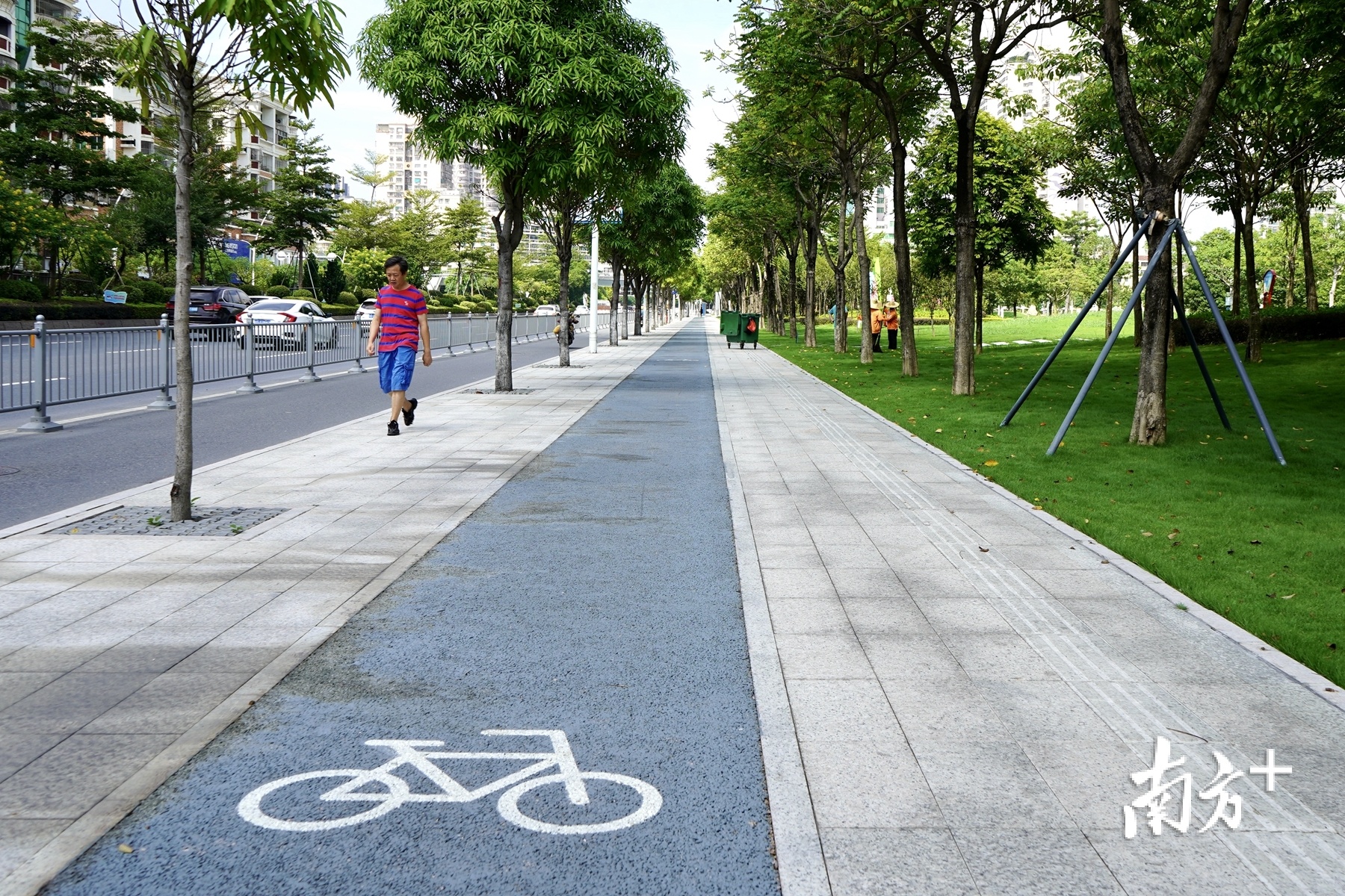 骑行车道让市民有了更多运动空间，提升城市宜居水平。
