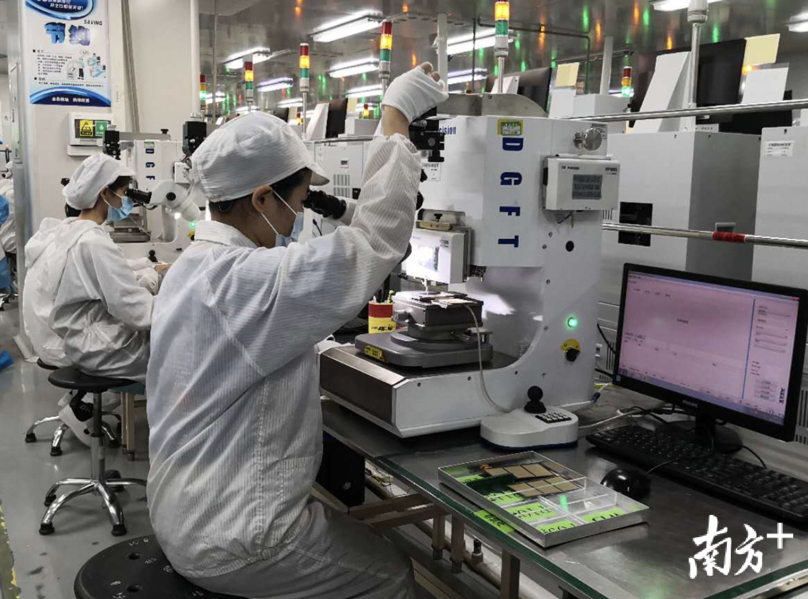 一批禅城本土龙头企业纷纷增资扩产，做大做强。图为国星光电车间。